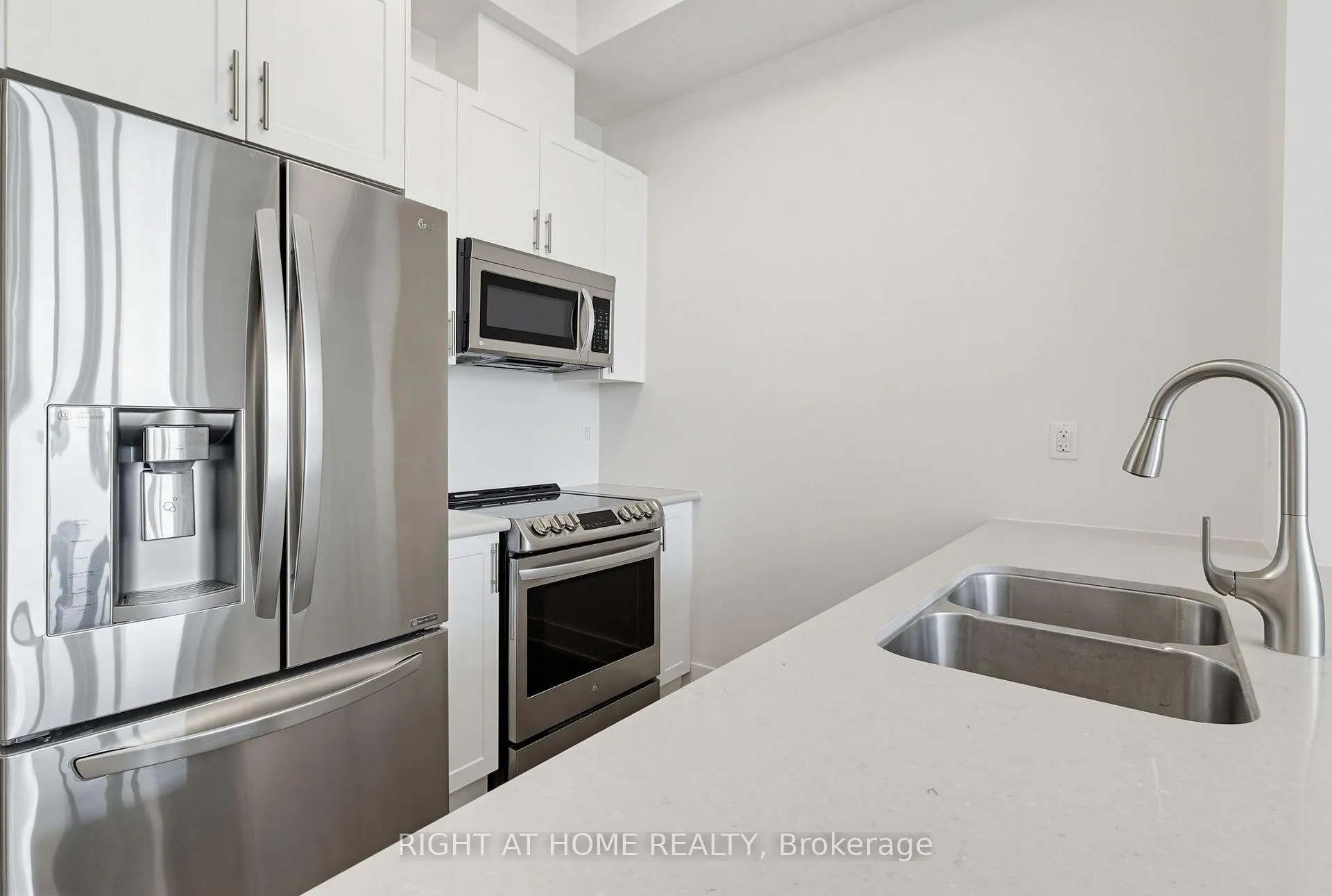 Photo 5 of Unit 623, 101 Shoreview Place, Hamilton, Lakeshore — HOMEH