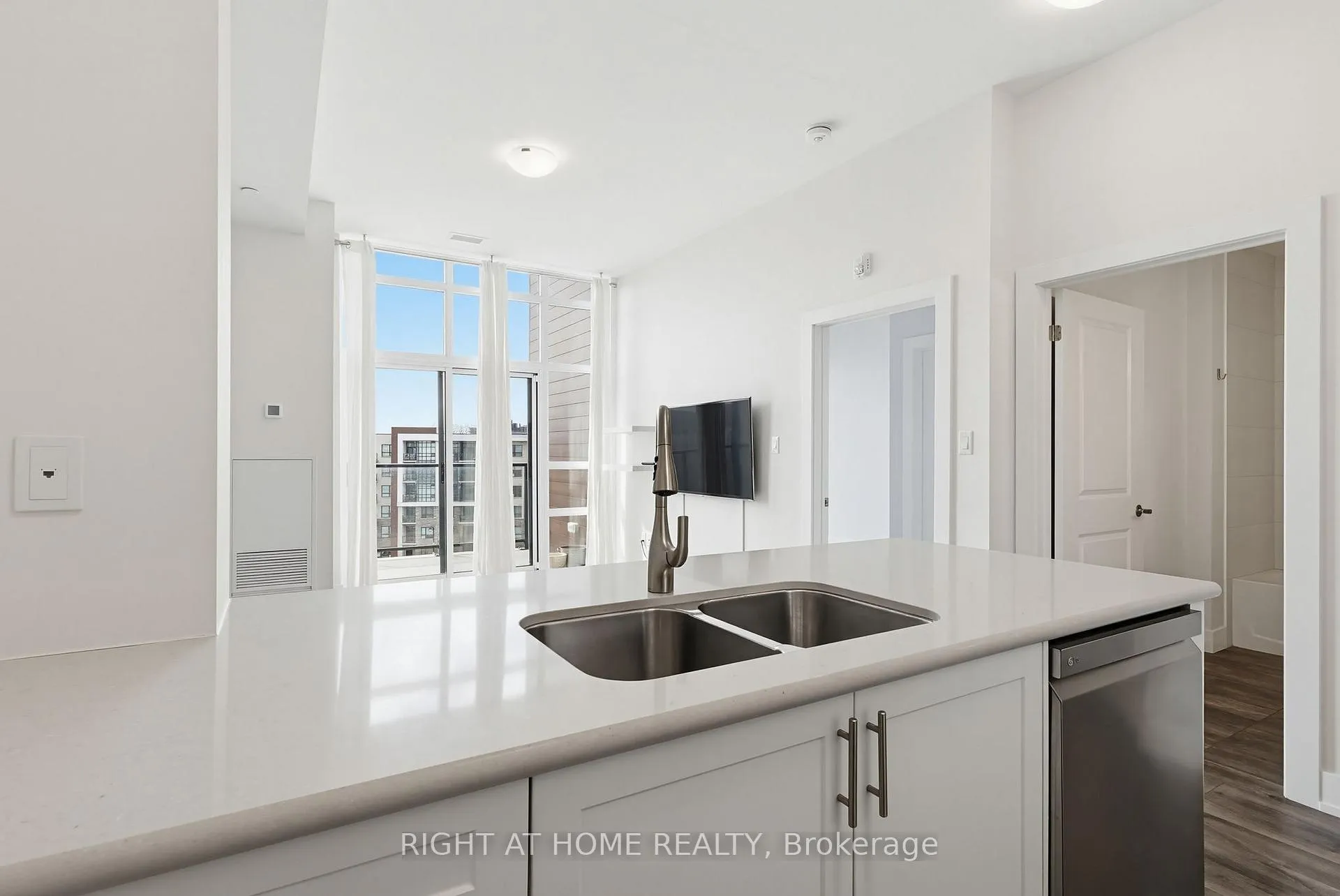 Photo 11 of Unit 623, 101 Shoreview Place, Hamilton, Lakeshore — HOMEH