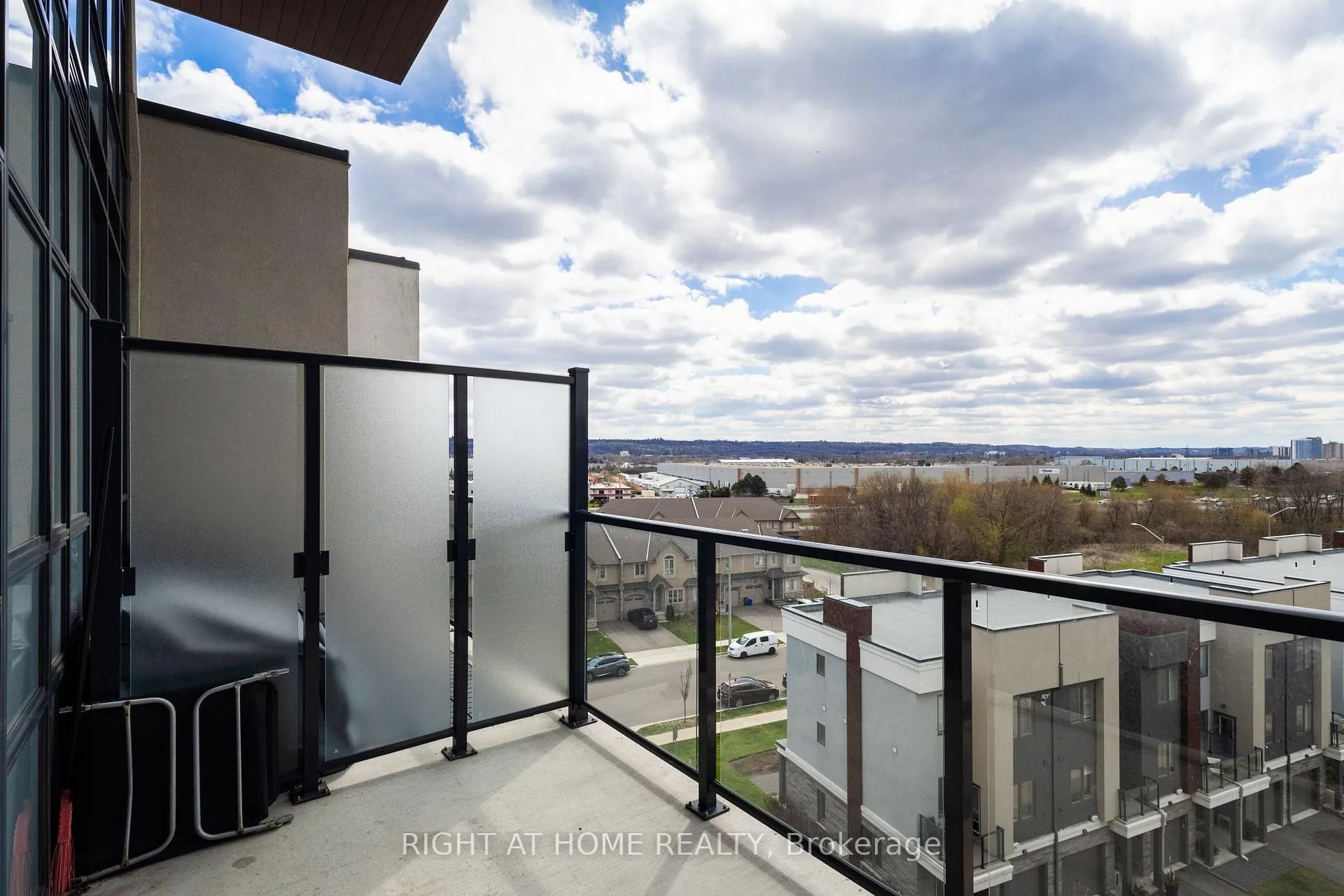 Photo 13 of Unit 623, 101 Shoreview Place, Hamilton, Lakeshore — HOMEH