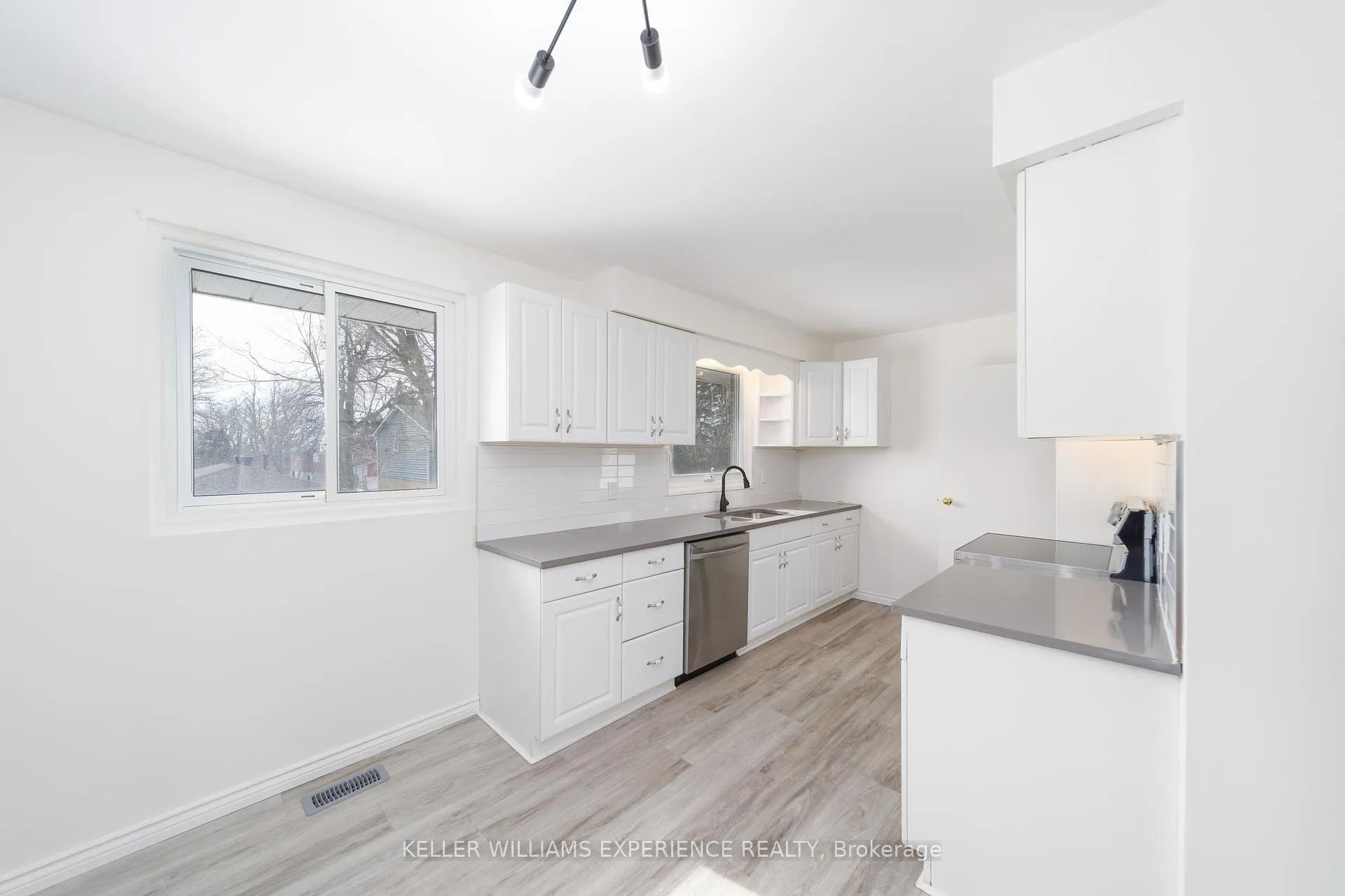 Photo 5 of 91 Cundles Road E, Barrie, Cundles East — HOMEH