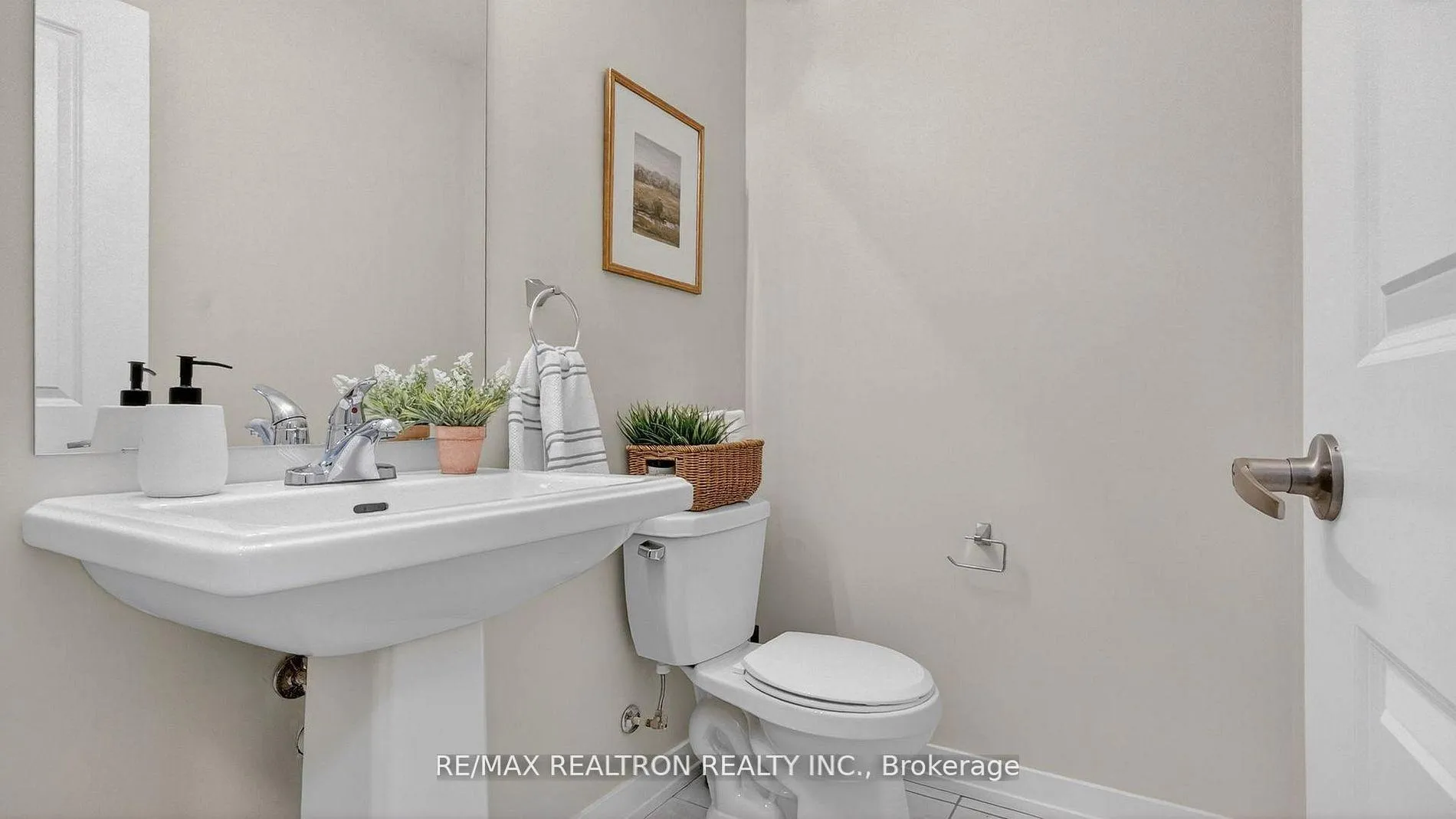 Photo 4 of Unit 103, 2550 Castlegate Crossing, Pickering, Duffin Heights — HOMEH