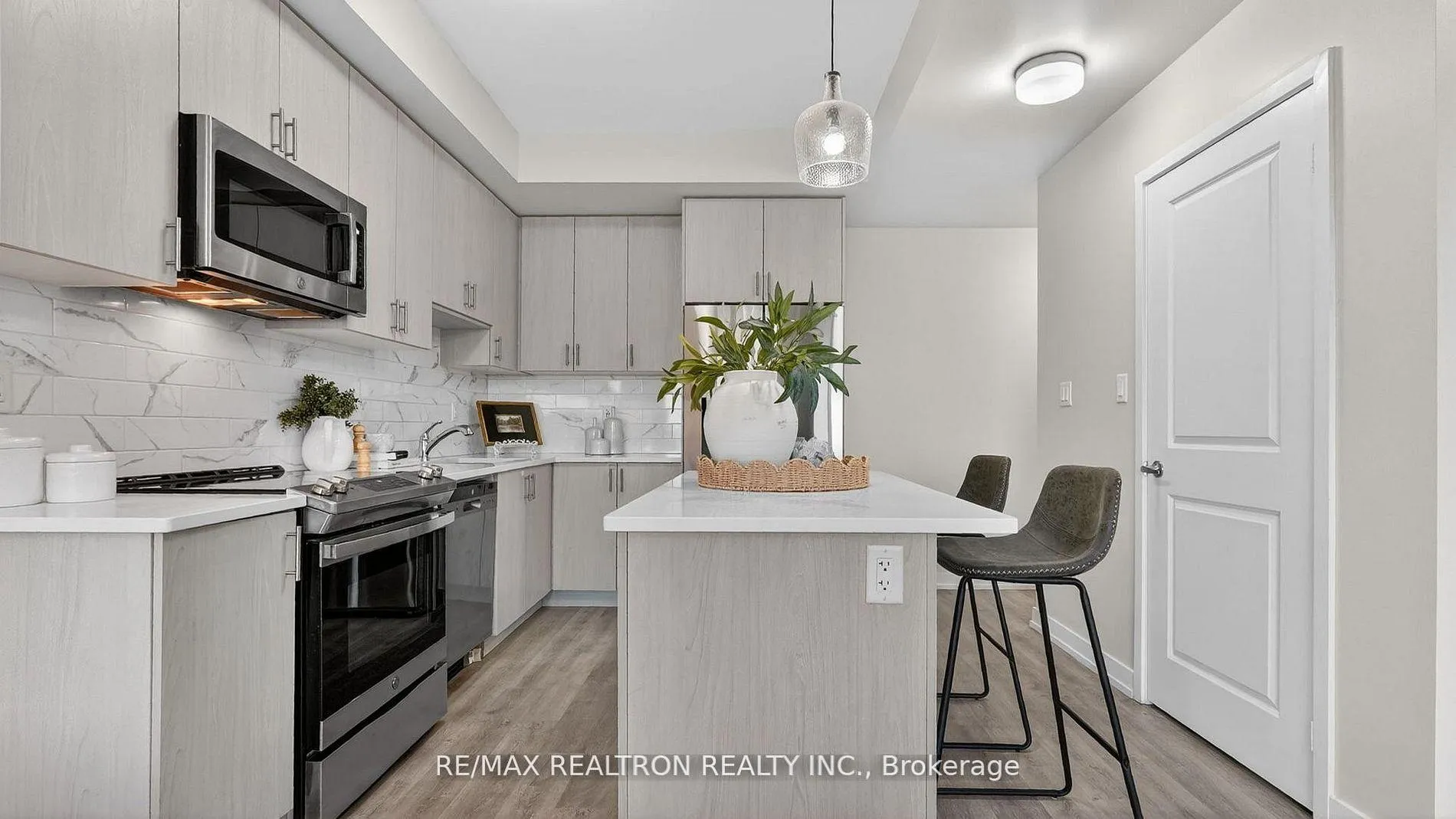 Photo 8 of Unit 103, 2550 Castlegate Crossing, Pickering, Duffin Heights — HOMEH