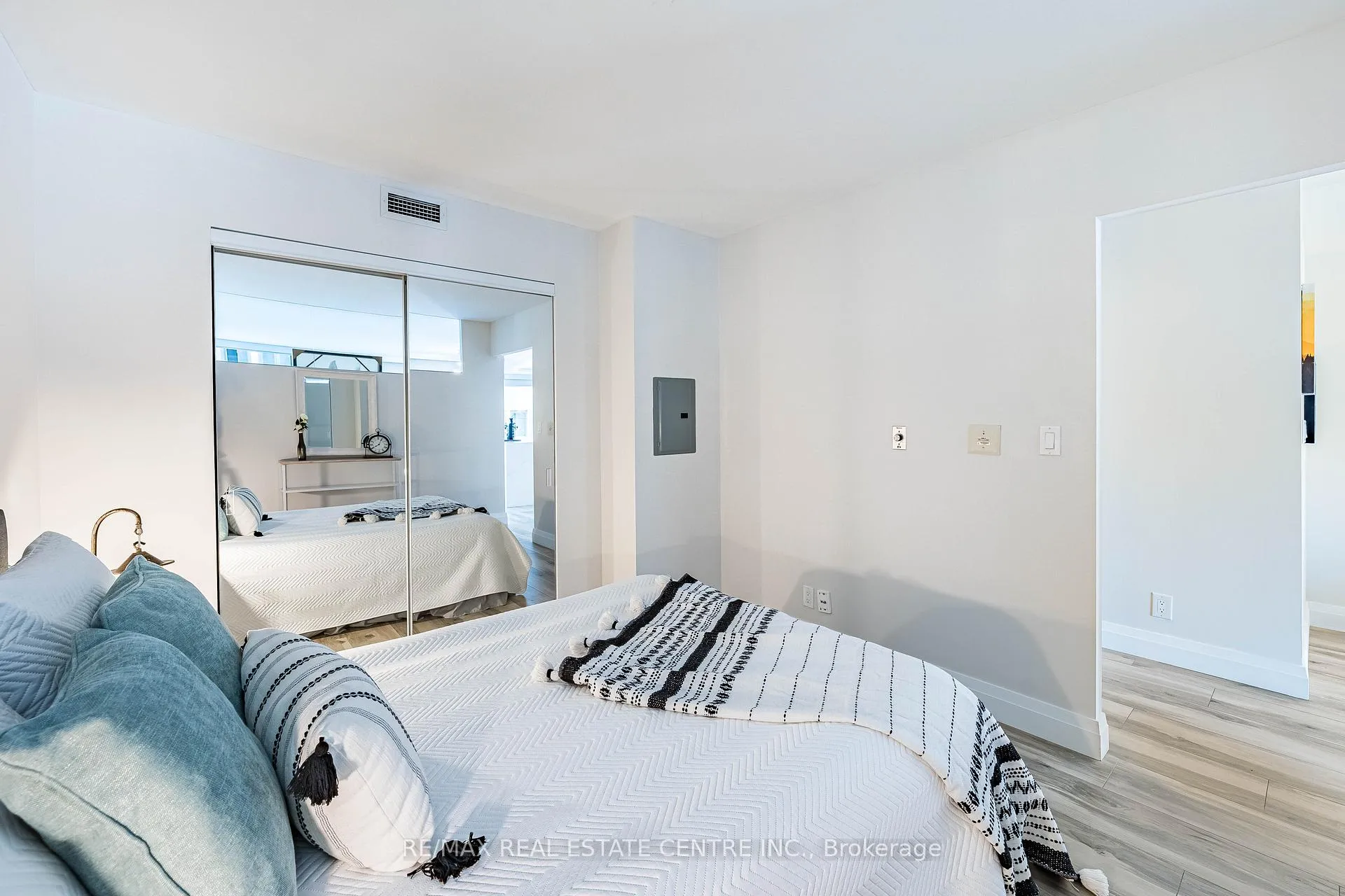 Photo 13 of Unit 216, 33 Lombard Street, Toronto, Church-Yonge Corridor — HOMEH