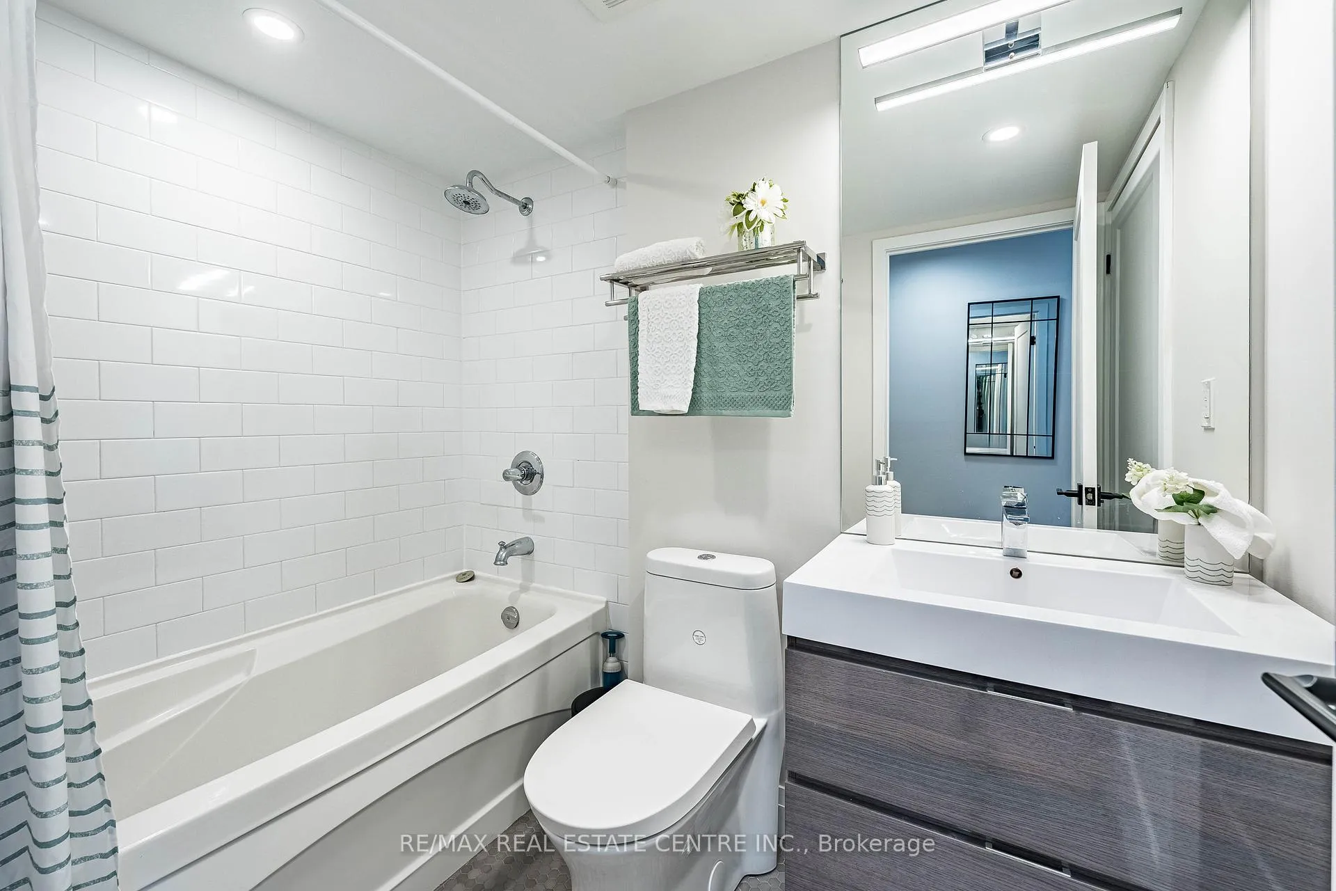 Photo 14 of Unit 216, 33 Lombard Street, Toronto, Church-Yonge Corridor — HOMEH