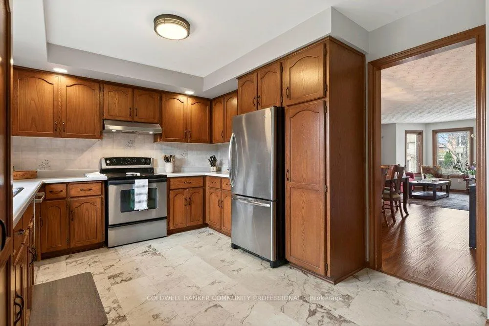Photo 11 of 8 Wyvis Court, Hamilton, Stoney Creek — HOMEH