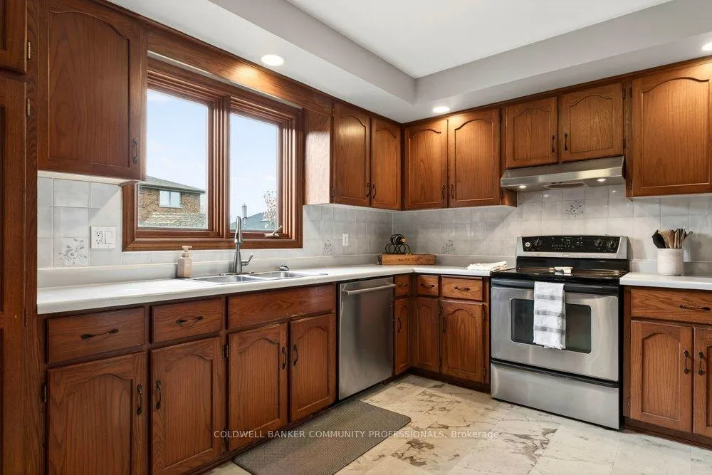 Photo 12 of 8 Wyvis Court, Hamilton, Stoney Creek — HOMEH