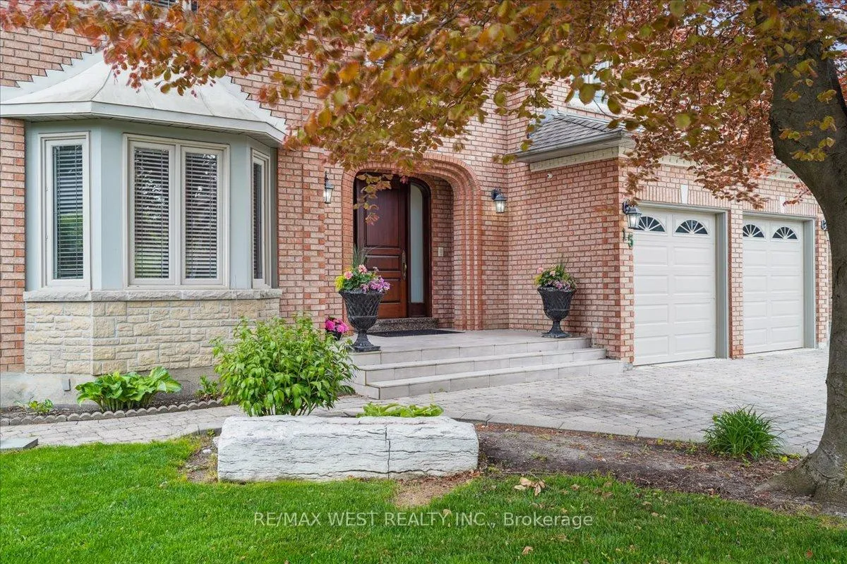 Photo 2 of 15 Brownlee Avenue, Vaughan, East Woodbridge — HOMEH