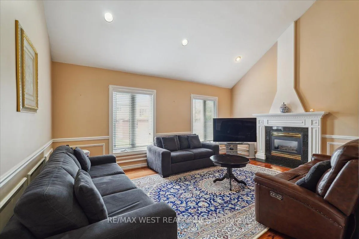 Photo 10 of 15 Brownlee Avenue, Vaughan, East Woodbridge — HOMEH