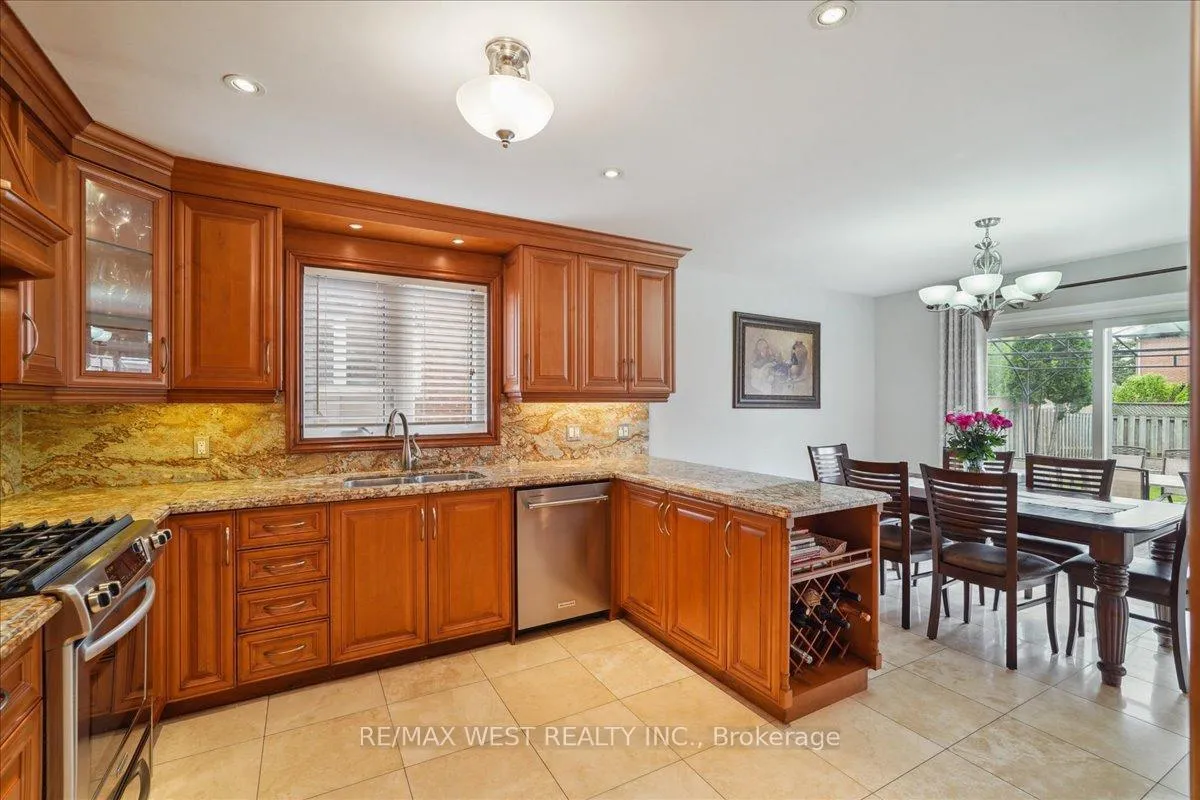 Photo 11 of 15 Brownlee Avenue, Vaughan, East Woodbridge — HOMEH