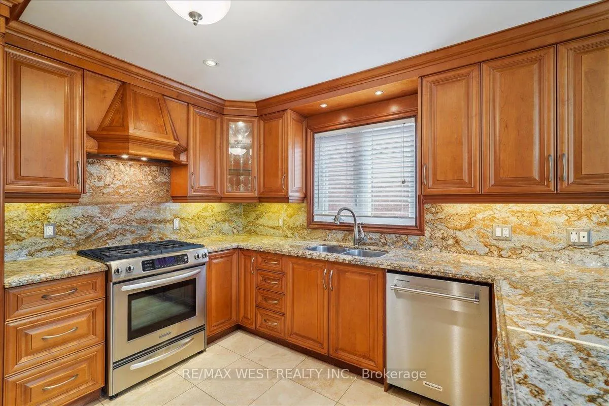 Photo 12 of 15 Brownlee Avenue, Vaughan, East Woodbridge — HOMEH