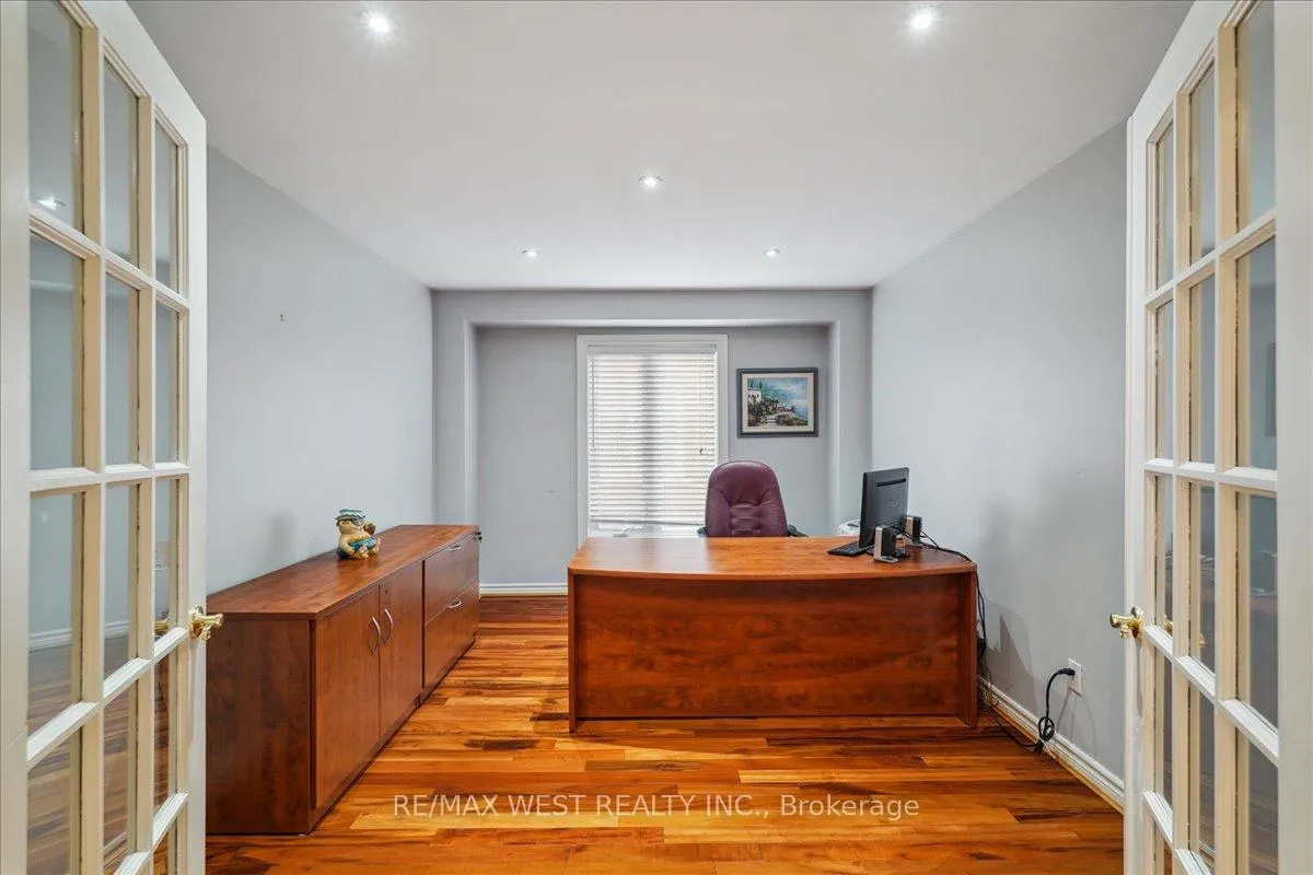 Photo 14 of 15 Brownlee Avenue, Vaughan, East Woodbridge — HOMEH