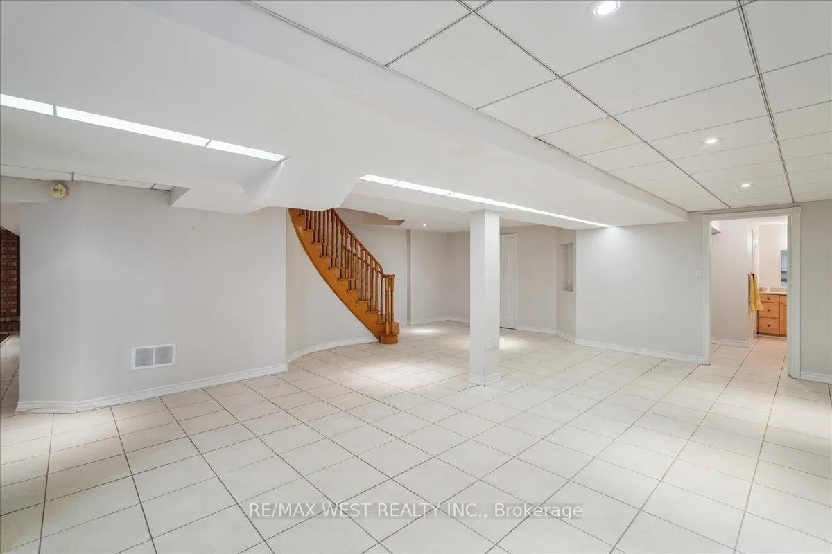 Photo 23 of 15 Brownlee Avenue, Vaughan, East Woodbridge — HOMEH
