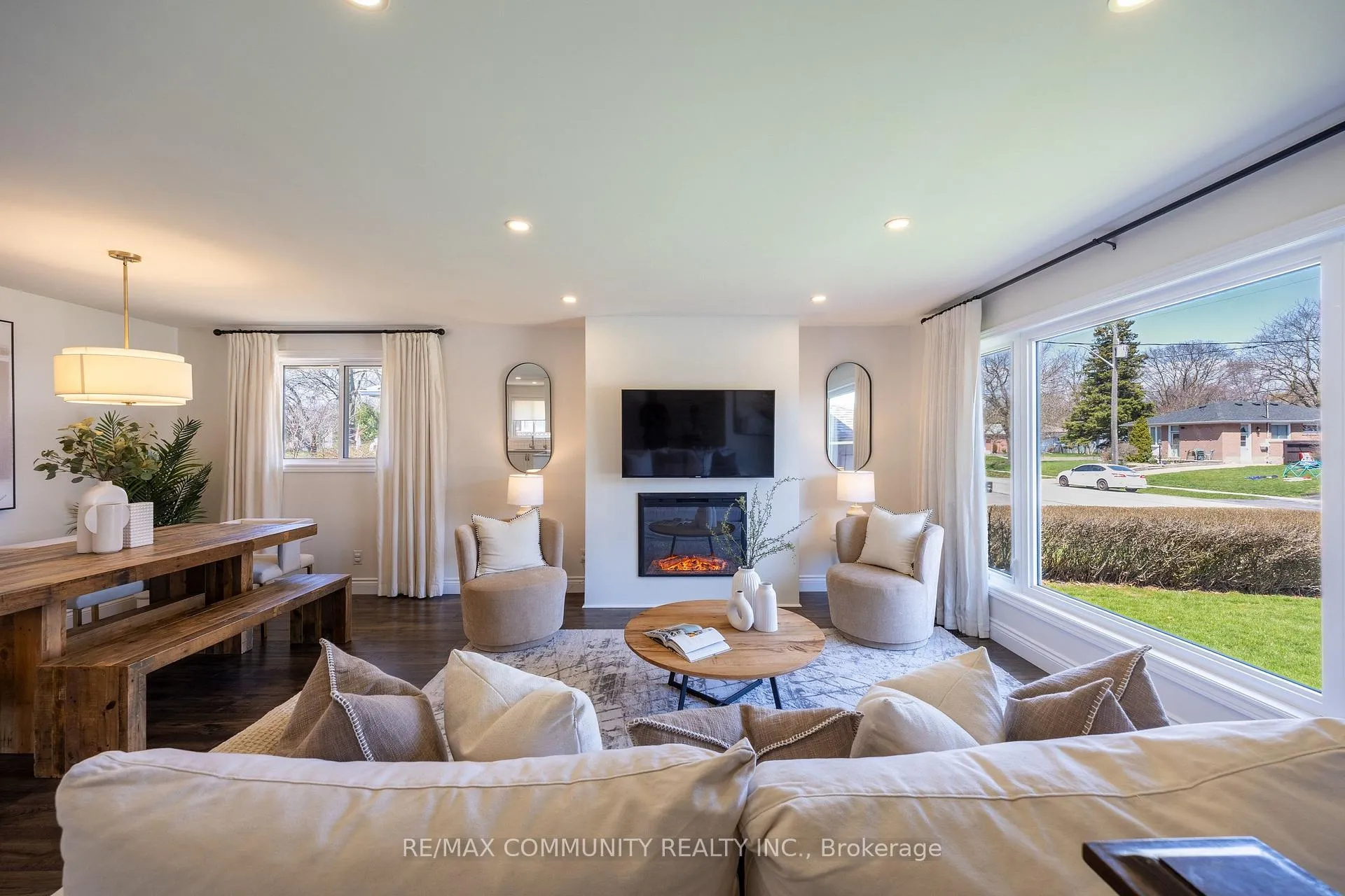 Photo 5 of 912 Walton Boulevard, Whitby, Williamsburg — HOMEH