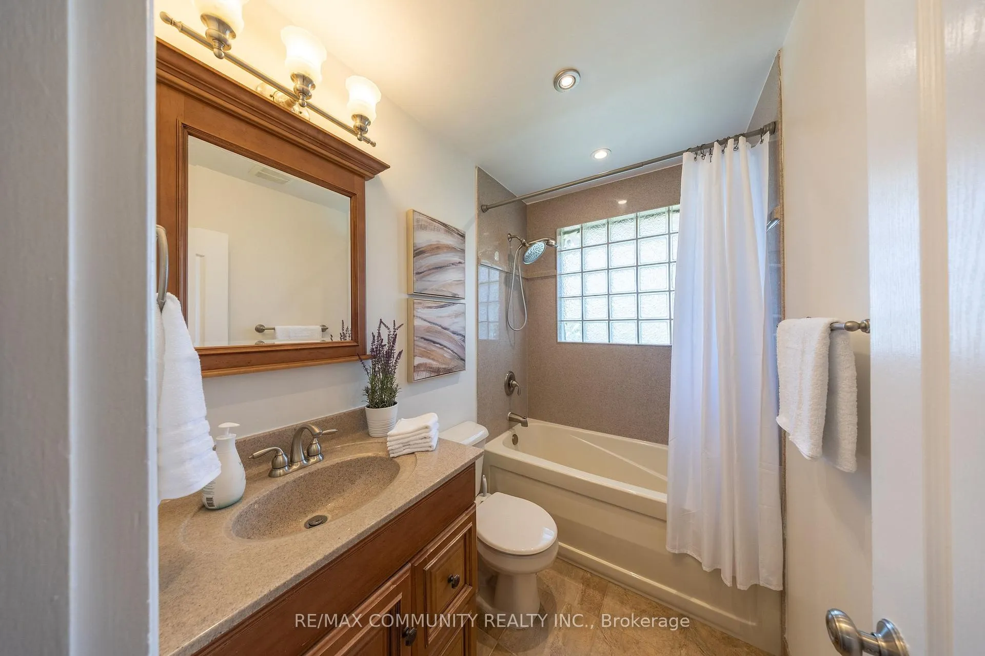 Photo 14 of 912 Walton Boulevard, Whitby, Williamsburg — HOMEH