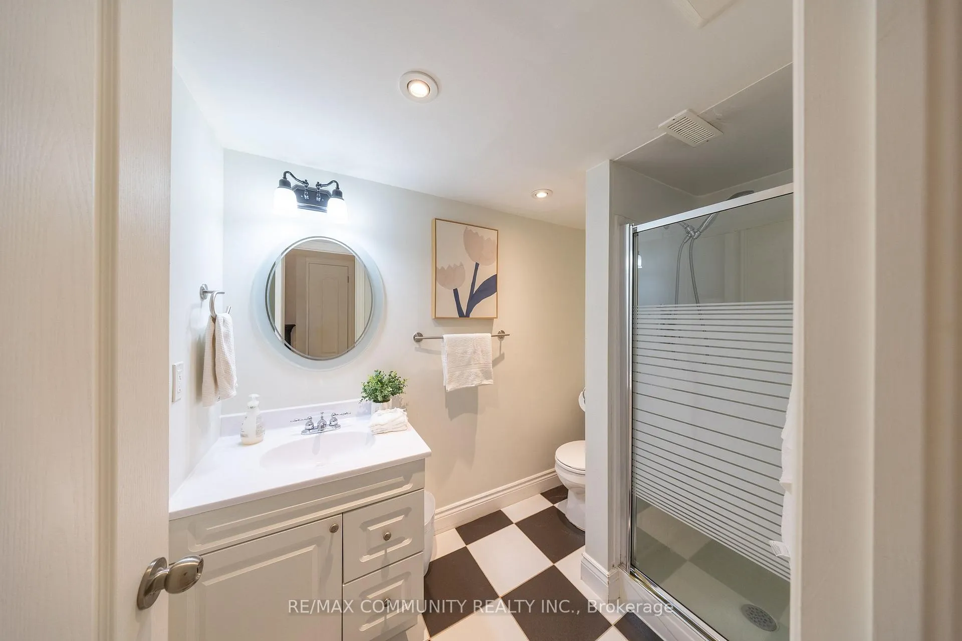 Photo 21 of 912 Walton Boulevard, Whitby, Williamsburg — HOMEH