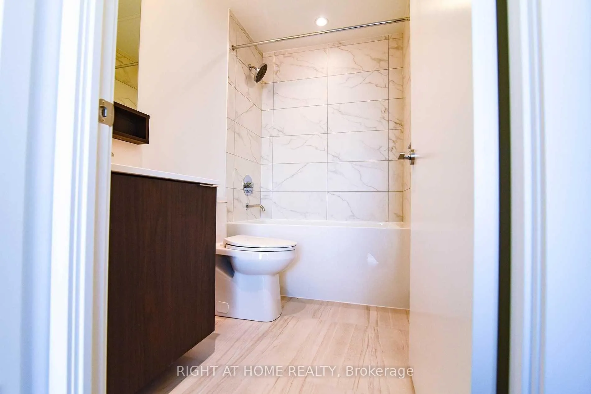 Photo 13 of Unit 4701, 5 Buttermill Avenue, Vaughan, Vaughan Corporate Centre — HOMEH