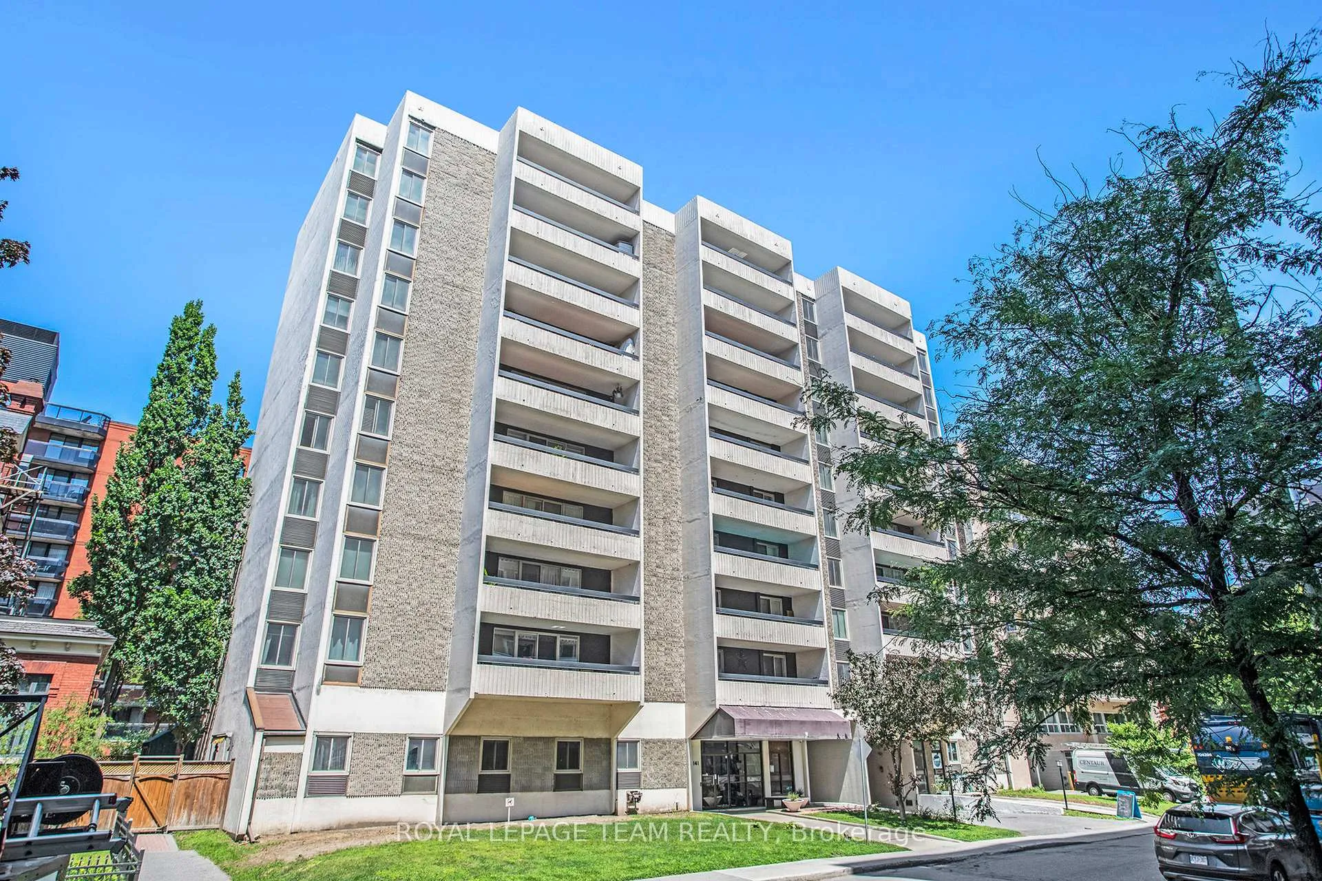 Front of Unit 402, 141 Somerset Street W