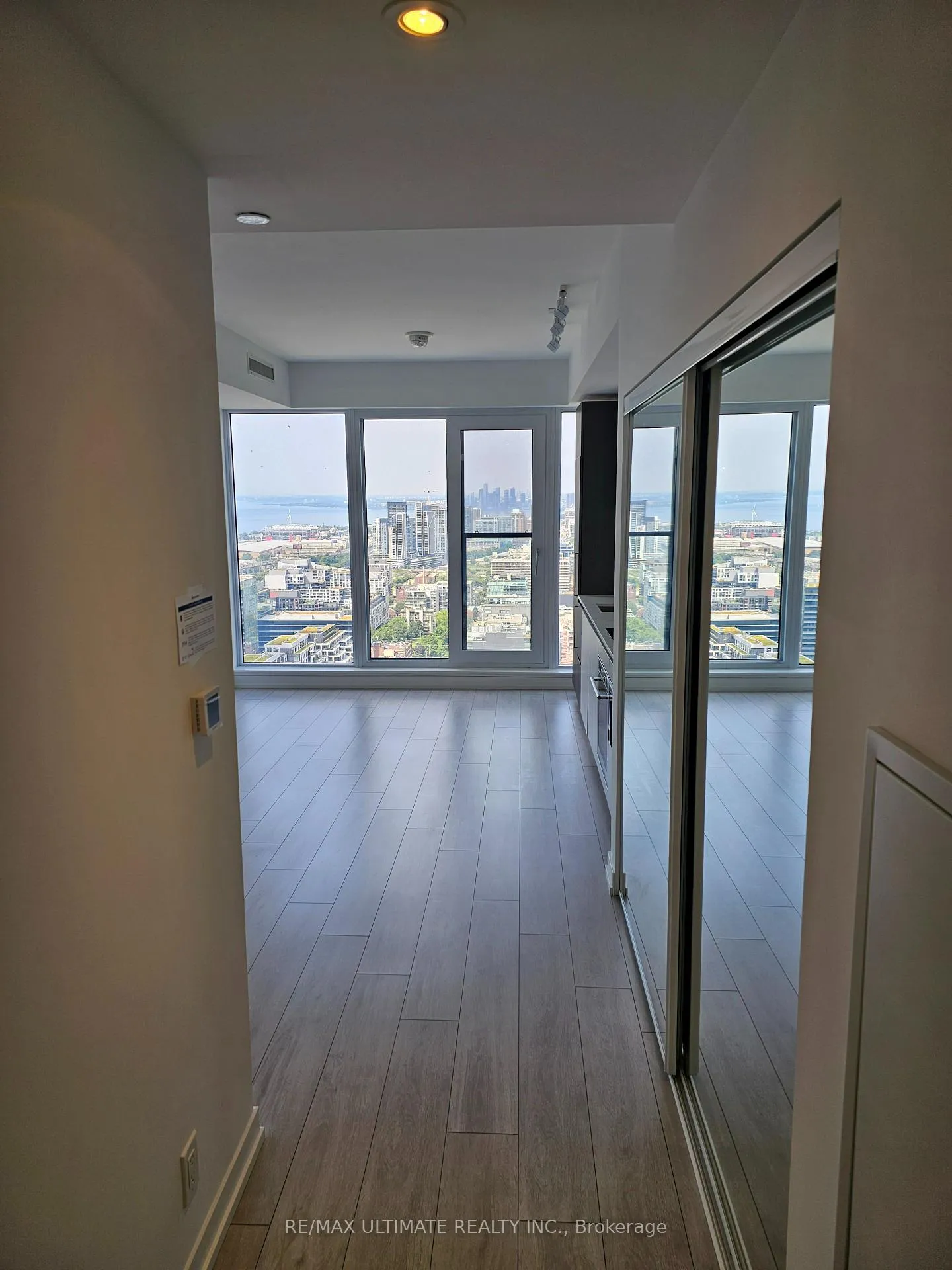 Photo 4 of 55 Mercer Street, Toronto, Waterfront Communities — HOMEH