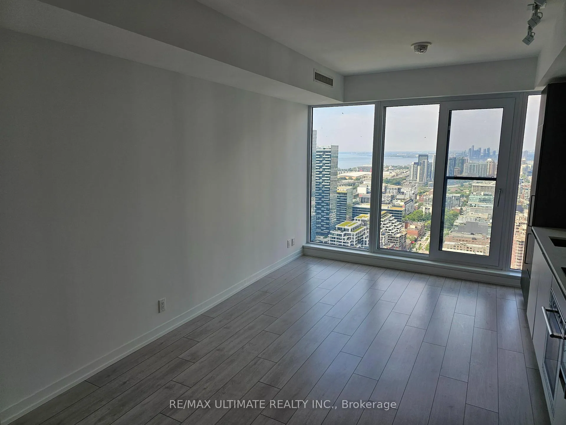 Photo 32 of 55 Mercer Street, Toronto, Waterfront Communities — HOMEH