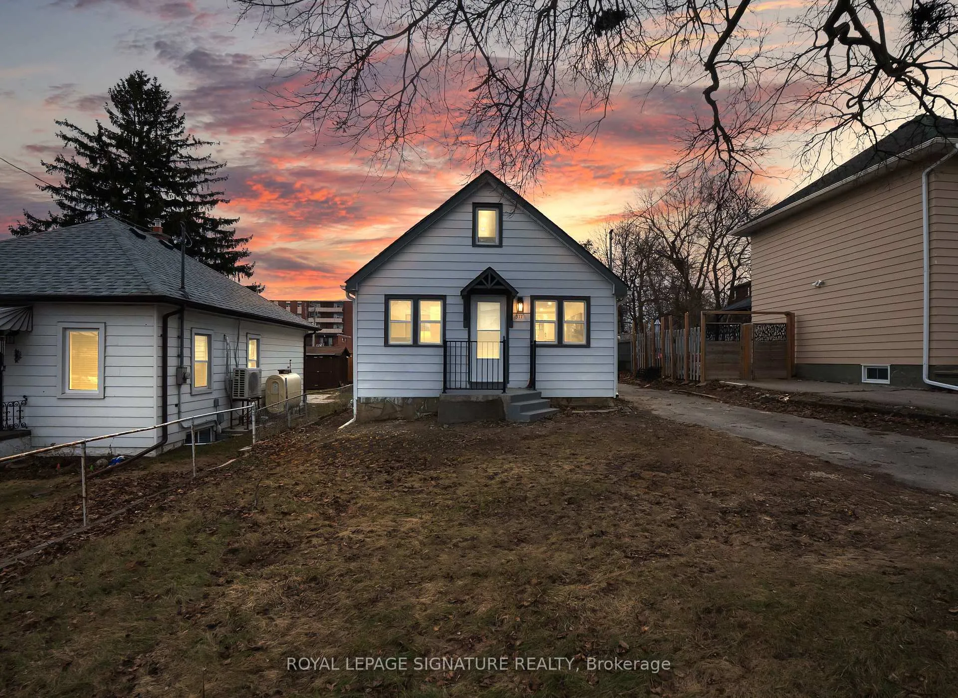 Front of 377 Adelaide Avenue W