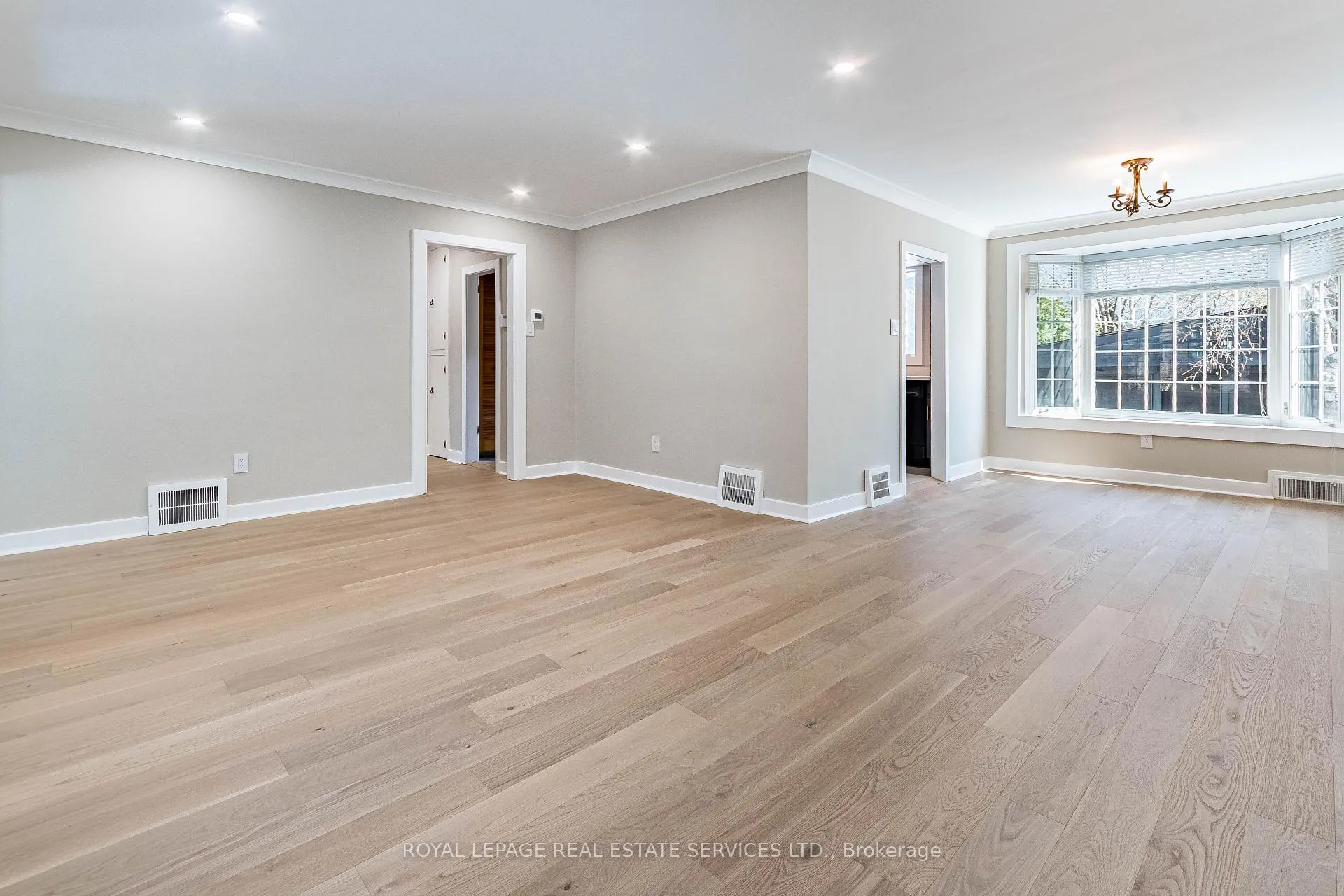 Photo 4 of 115 Wilson Street, Oakville, Central — HOMEH