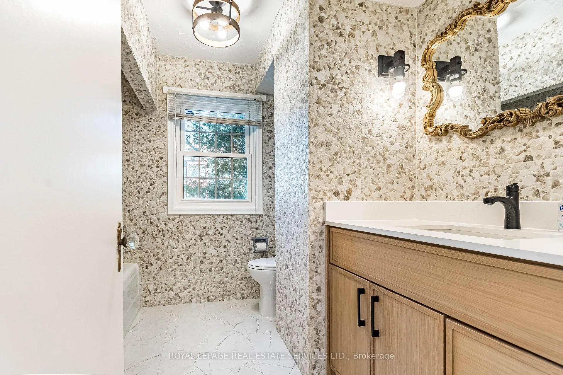 Photo 15 of 115 Wilson Street, Oakville, Central — HOMEH