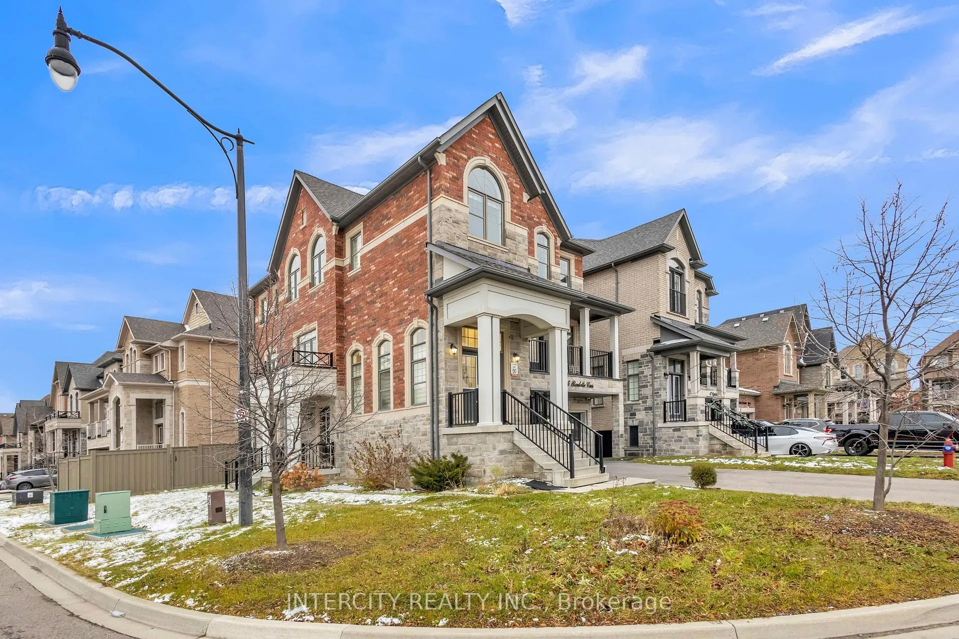 Photo 3 of 45 Roulette Crescent, Brampton, Bram West — HOMEH