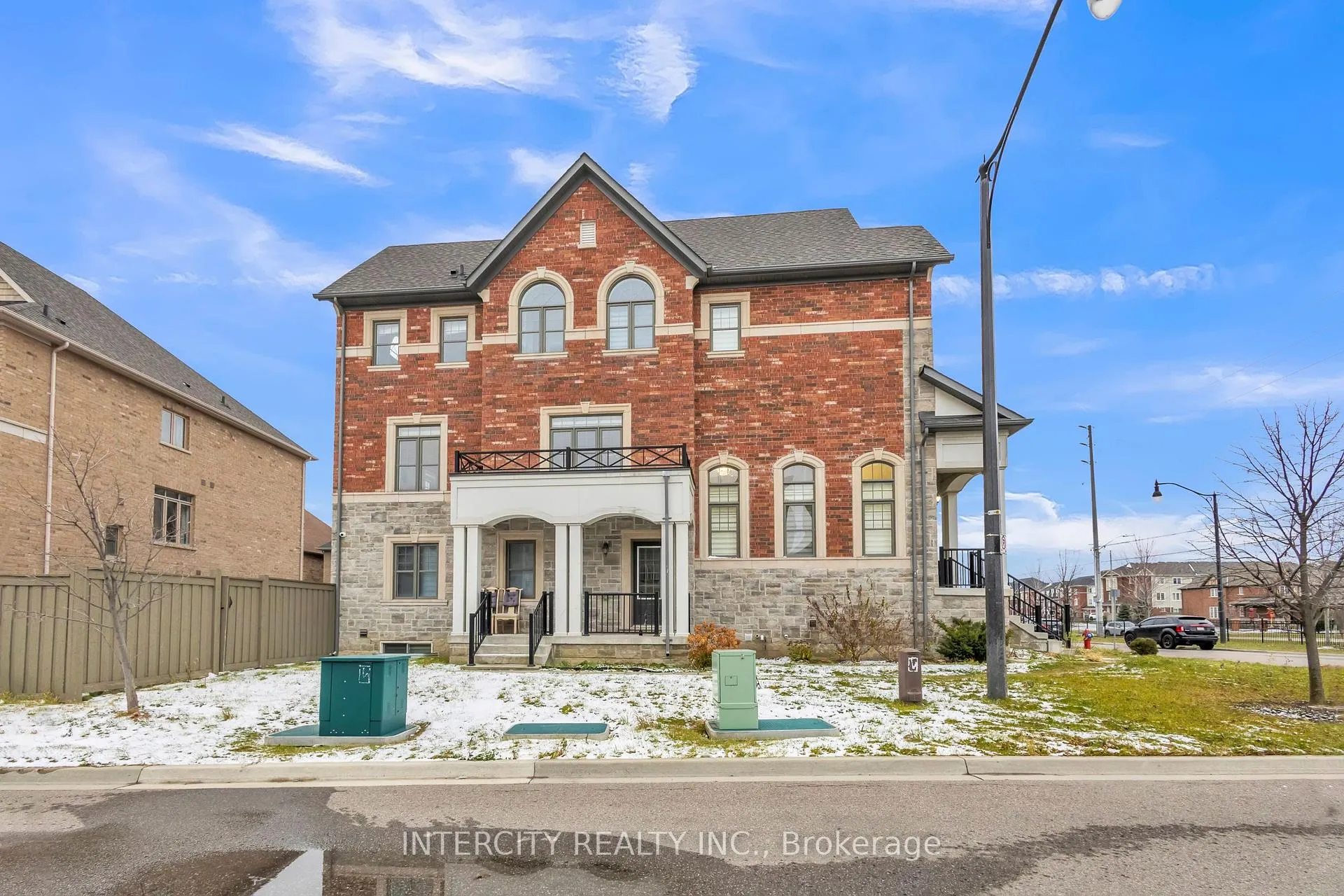 Photo 4 of 45 Roulette Crescent, Brampton, Bram West — HOMEH