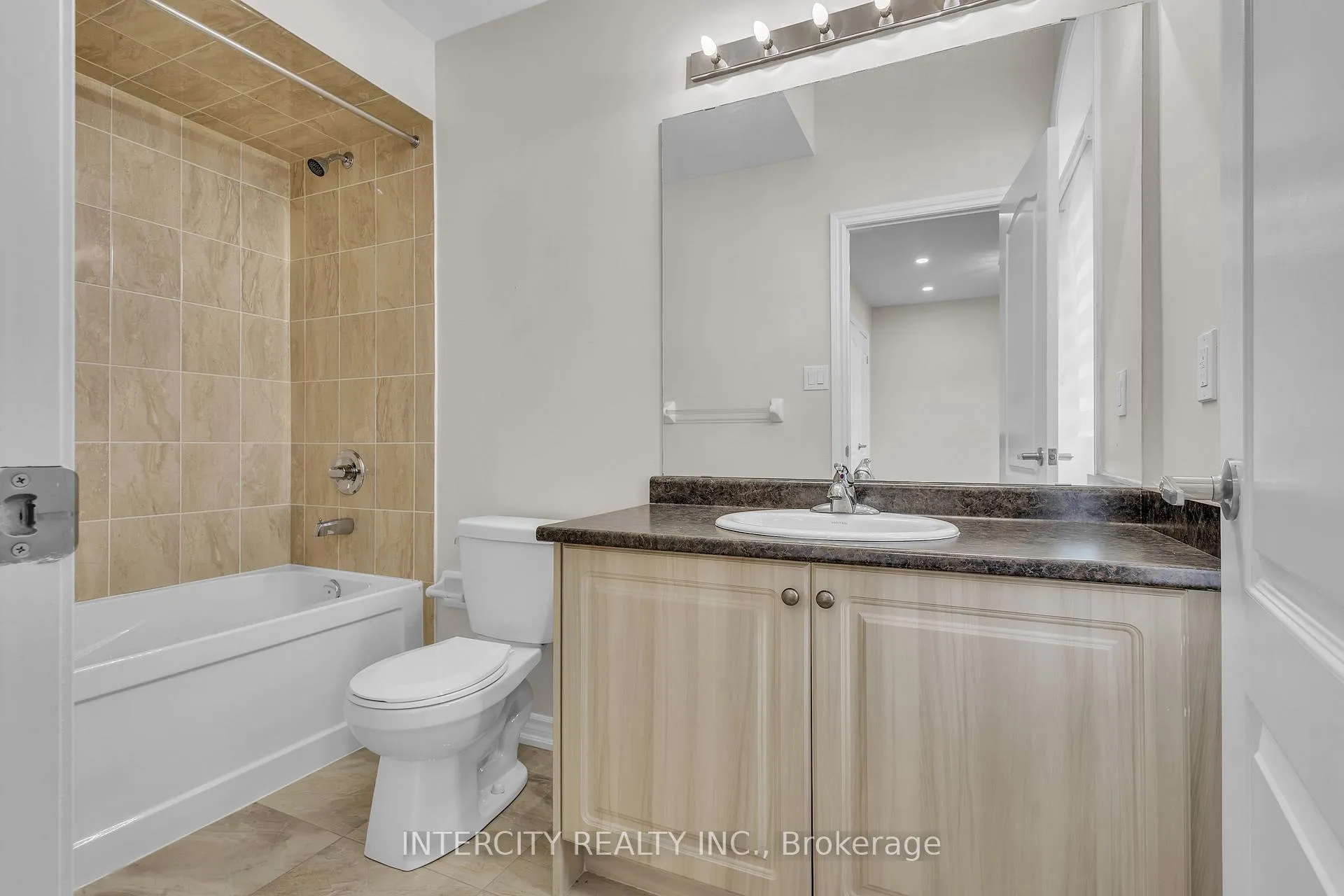 Photo 39 of 45 Roulette Crescent, Brampton, Bram West — HOMEH