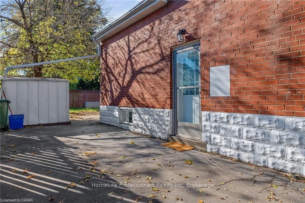 Photo 3 of 284 Brucedale Avenue E, Hamilton, Inch Park — HOMEH