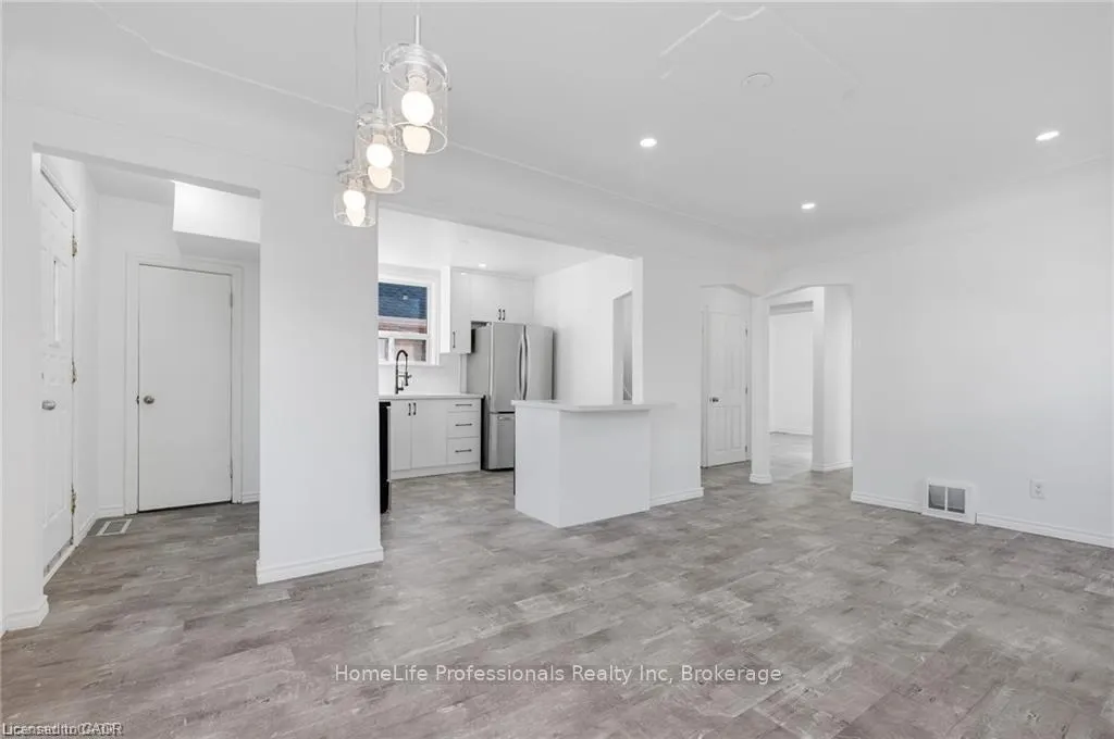 Photo 4 of 284 Brucedale Avenue E, Hamilton, Inch Park — HOMEH