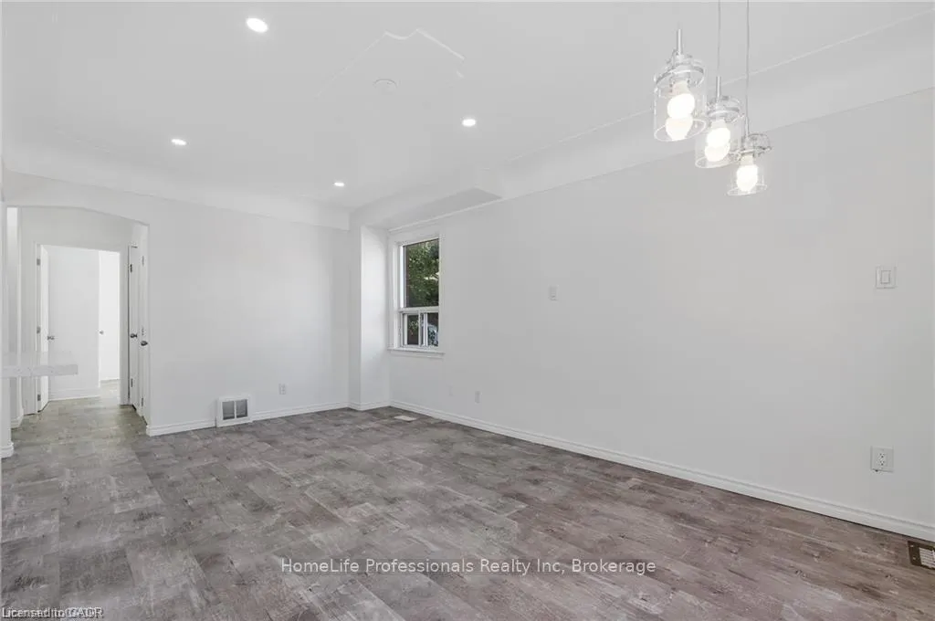 Photo 5 of 284 Brucedale Avenue E, Hamilton, Inch Park — HOMEH