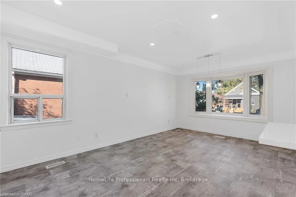 Photo 10 of 284 Brucedale Avenue E, Hamilton, Inch Park — HOMEH