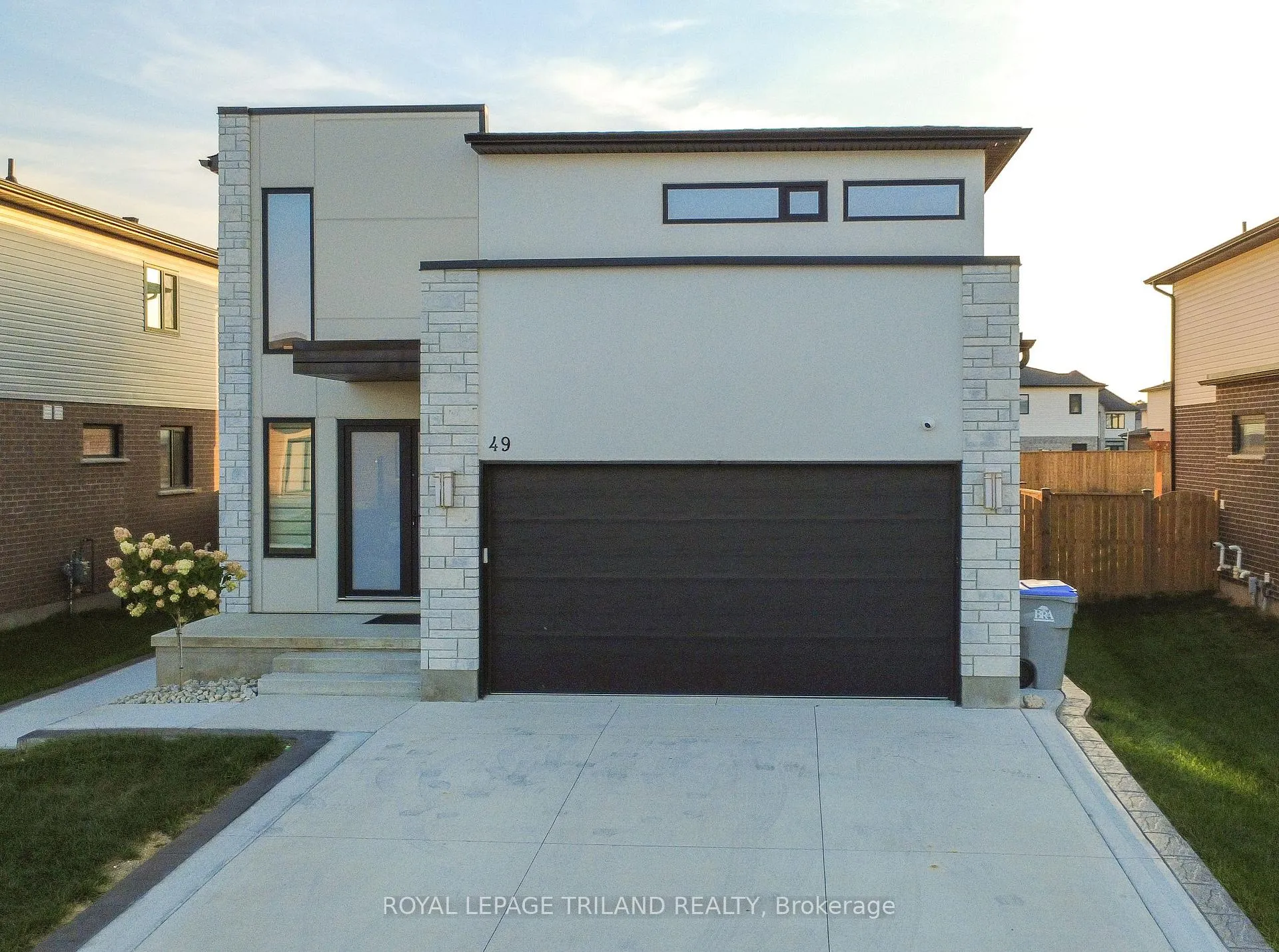 Photo 2 of 49 Poole Crescent, Middlesex Centre, Rural Middlesex Centre — HOMEH