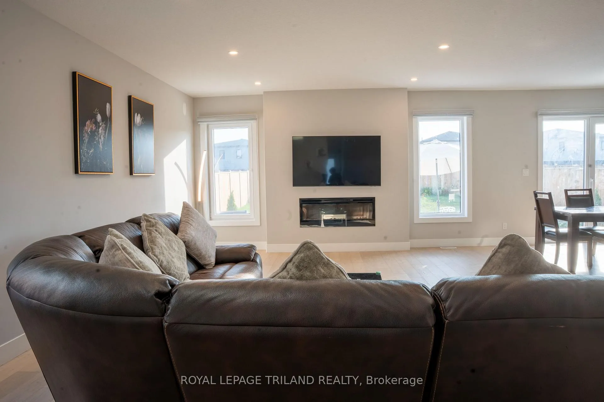 Photo 4 of 49 Poole Crescent, Middlesex Centre, Rural Middlesex Centre — HOMEH