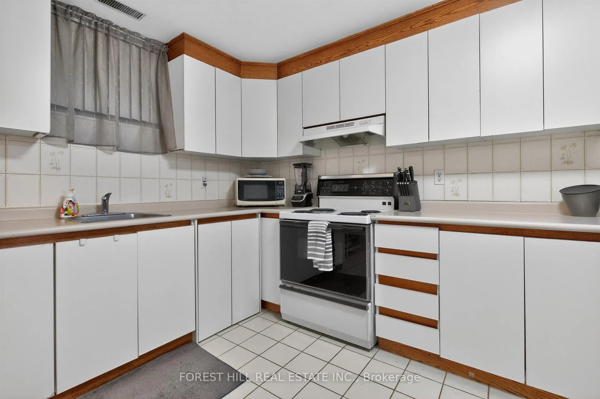 Photo 10 of Unit Lower, 14 Concord Avenue, Toronto, Palmerston-Little Italy — HOMEH