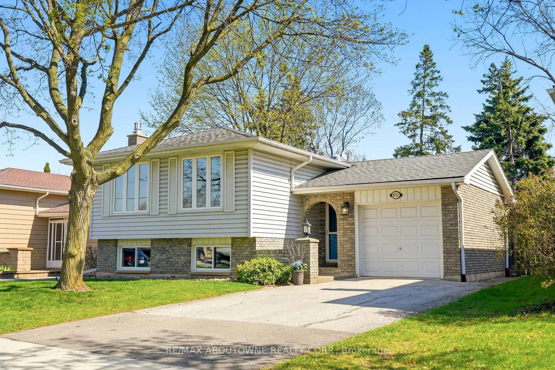 Photo 1 of 671 Woodview Road, Burlington, Roseland — HOMEH
