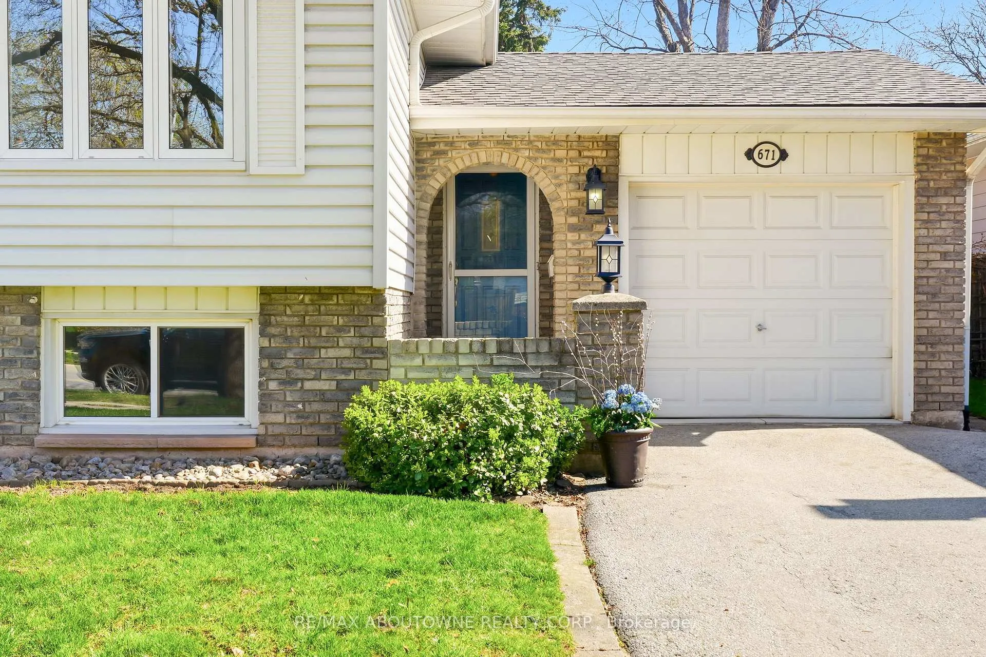 Photo 2 of 671 Woodview Road, Burlington, Roseland — HOMEH