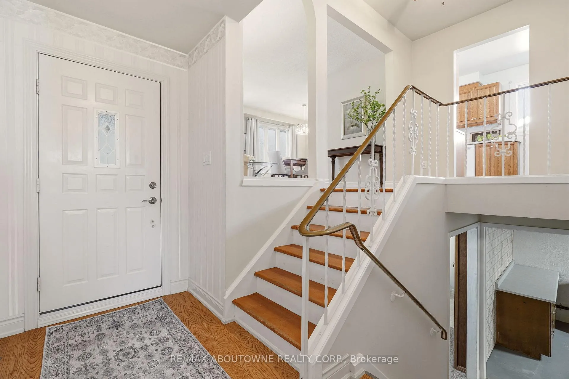 Photo 3 of 671 Woodview Road, Burlington, Roseland — HOMEH