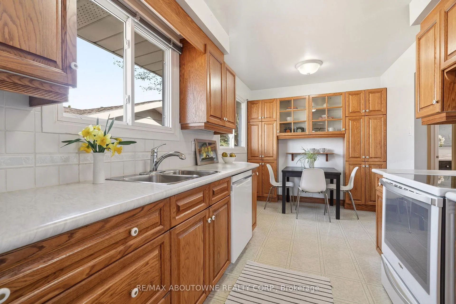 Photo 14 of 671 Woodview Road, Burlington, Roseland — HOMEH