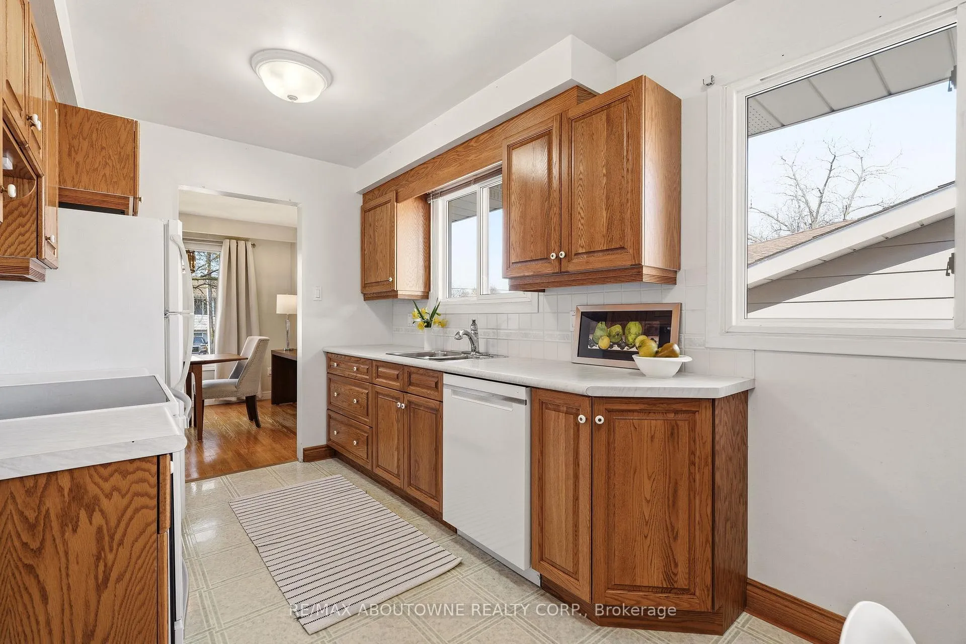 Photo 16 of 671 Woodview Road, Burlington, Roseland — HOMEH