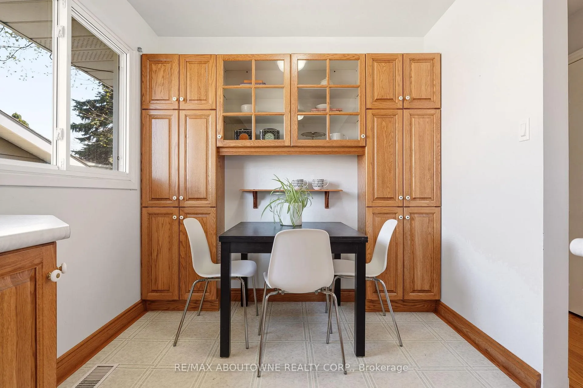 Photo 17 of 671 Woodview Road, Burlington, Roseland — HOMEH