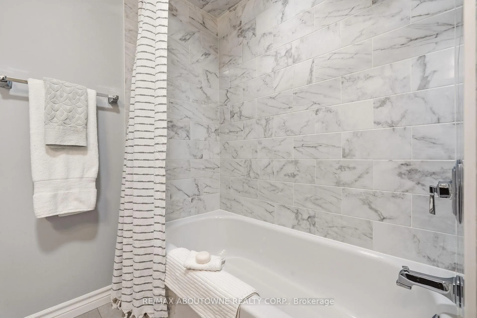 Photo 29 of 671 Woodview Road, Burlington, Roseland — HOMEH
