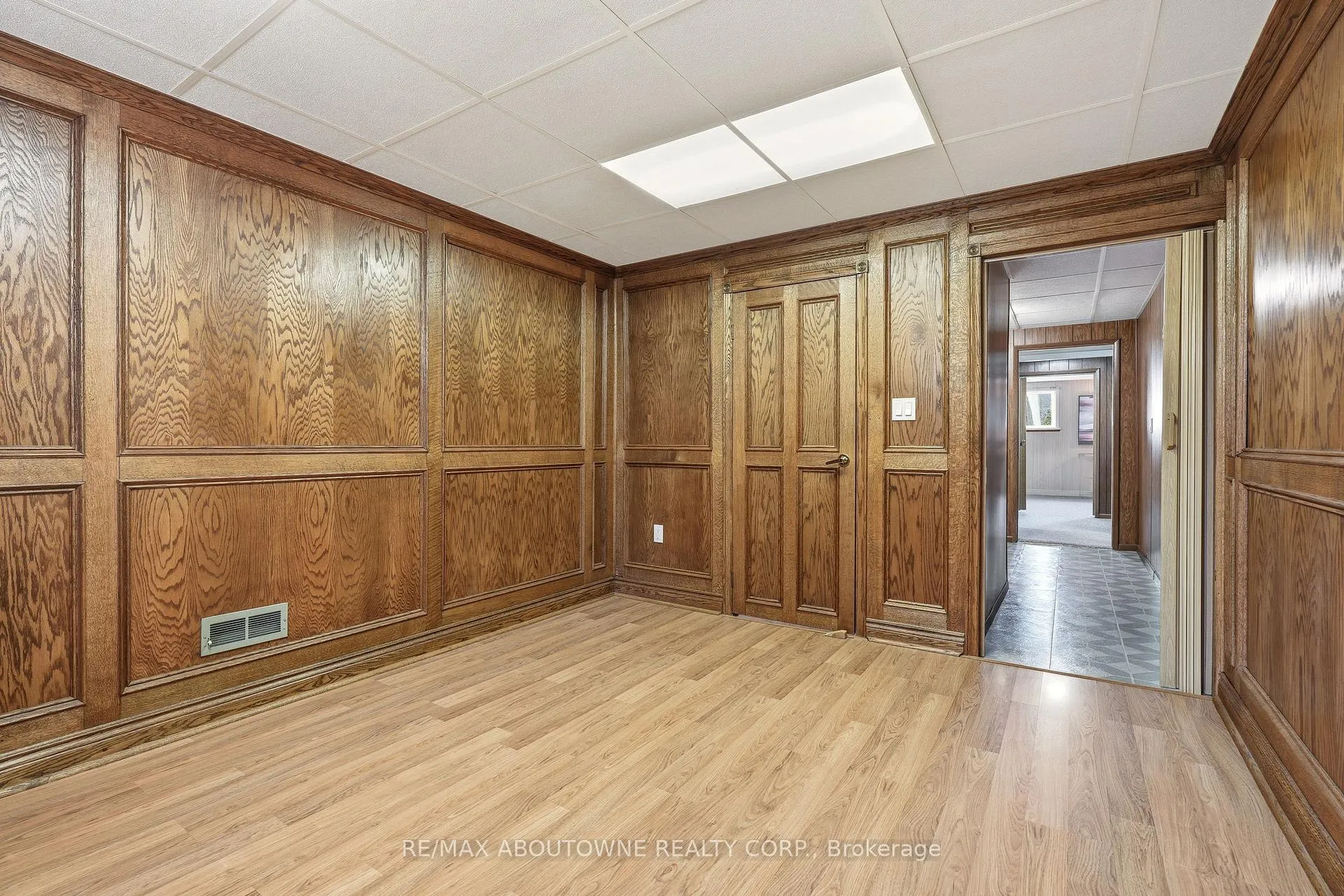 Photo 37 of 671 Woodview Road, Burlington, Roseland — HOMEH