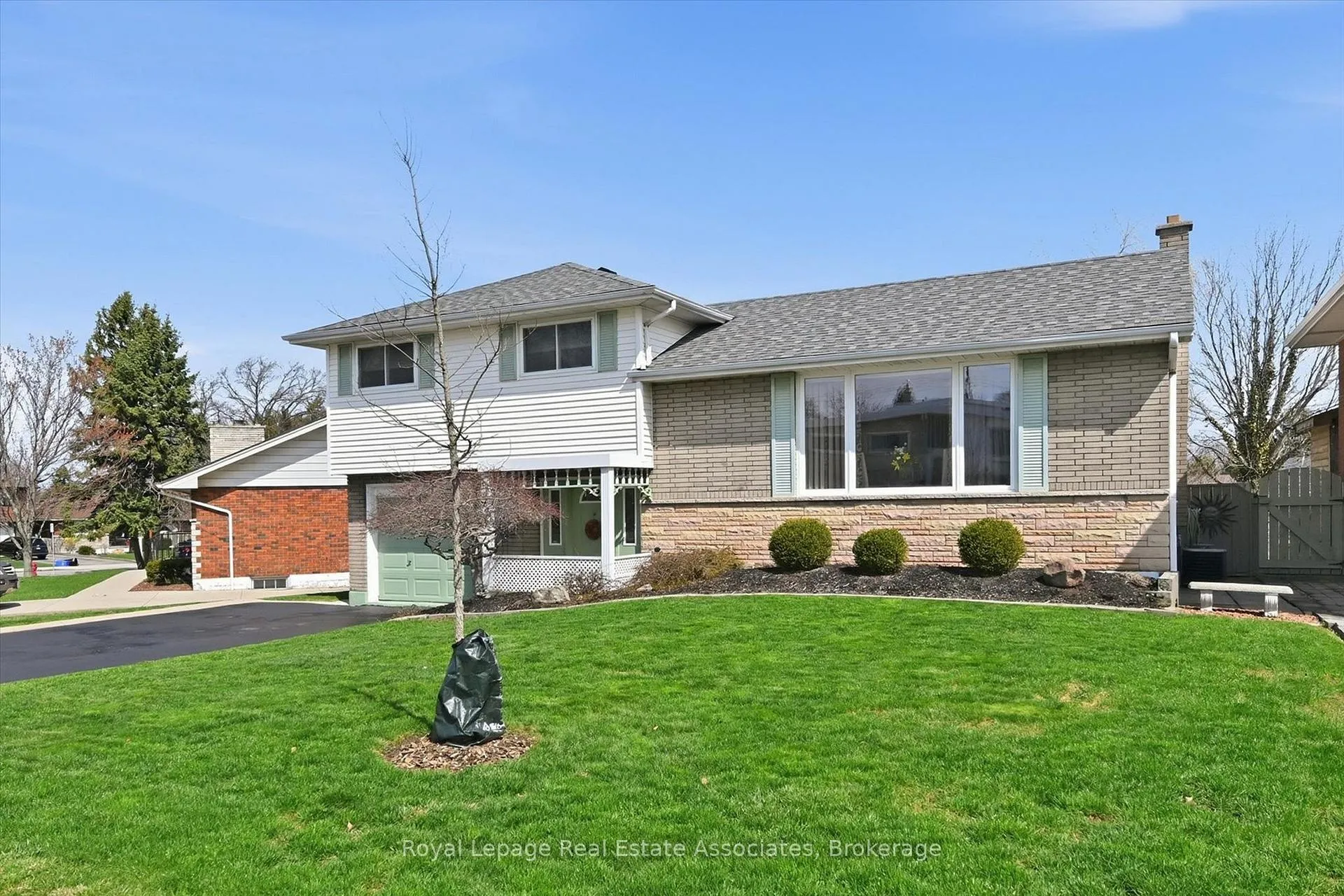Photo 3 of 115 Laurier Avenue, Hamilton, Buchanan — HOMEH