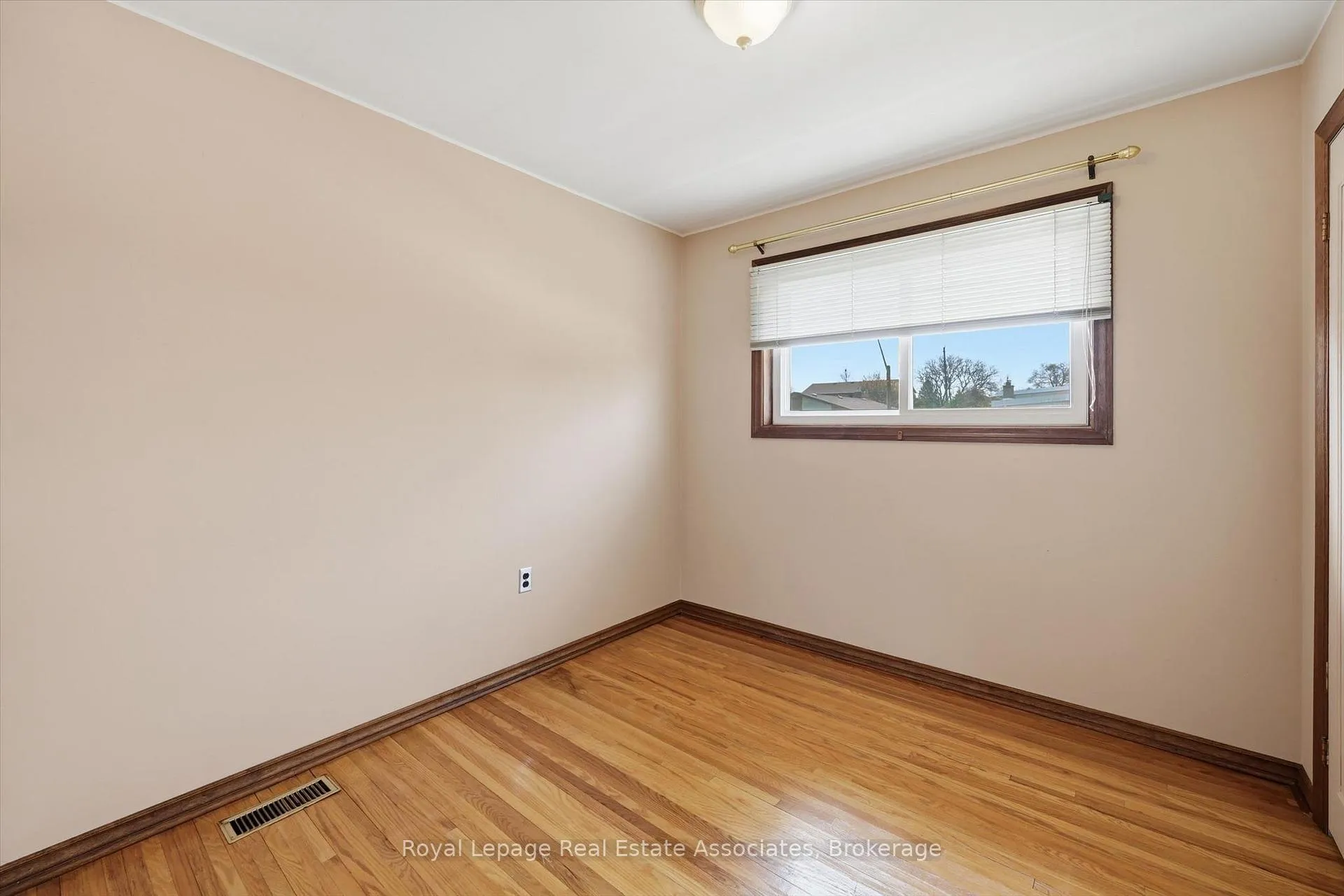 Photo 24 of 115 Laurier Avenue, Hamilton, Buchanan — HOMEH