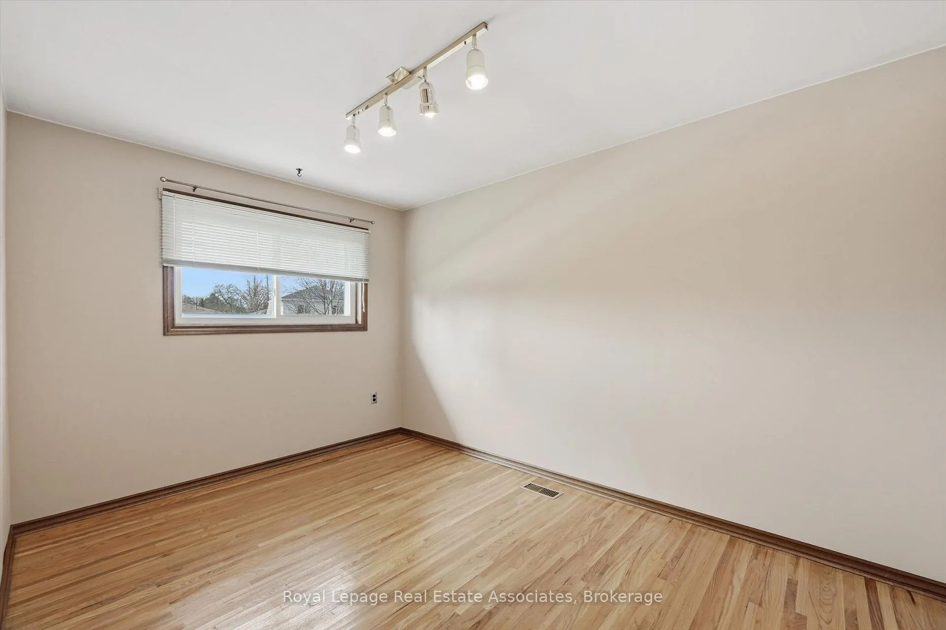 Photo 29 of 115 Laurier Avenue, Hamilton, Buchanan — HOMEH