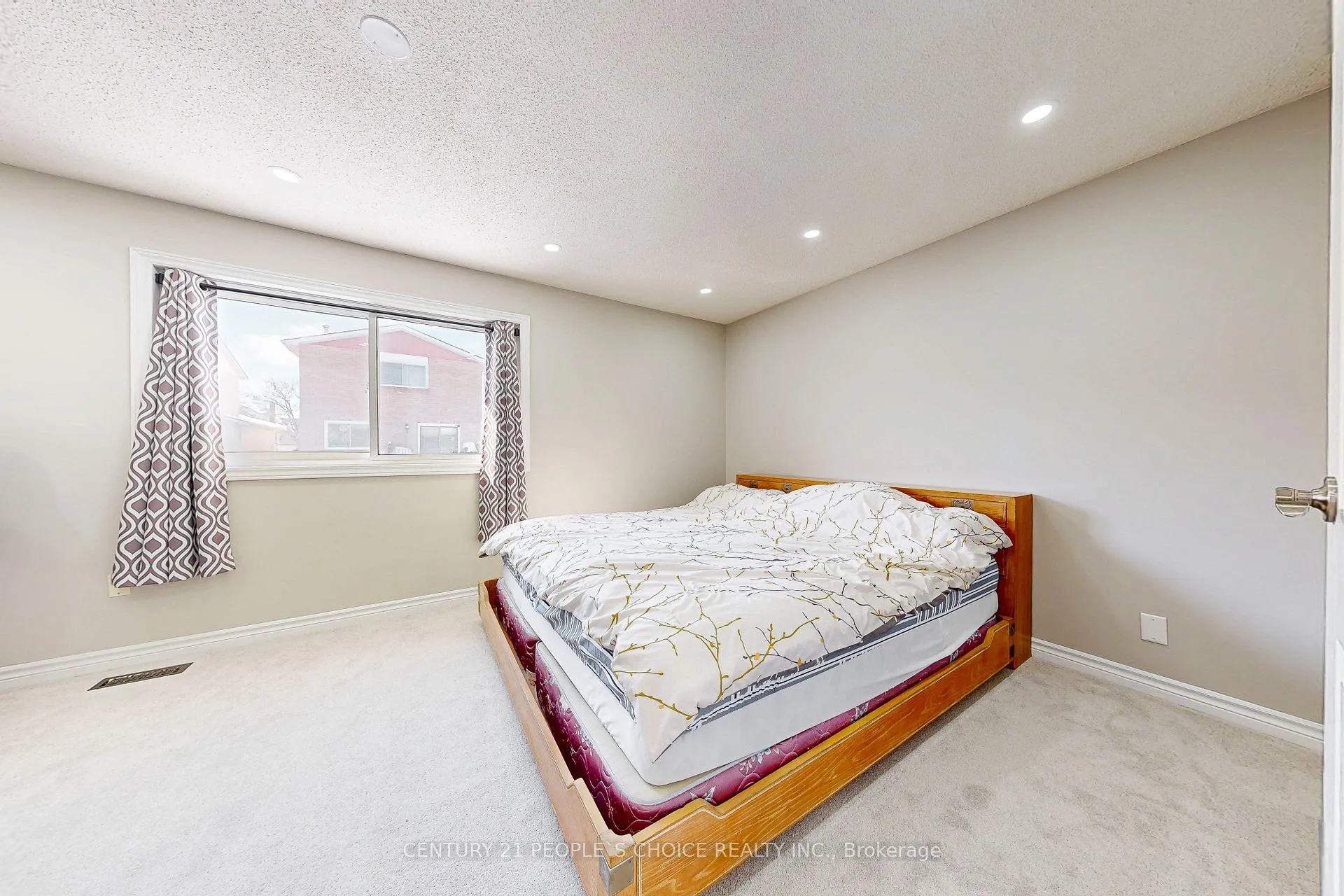 Photo 30 of 54 Royal Palm Drive, Brampton, Heart Lake East — HOMEH