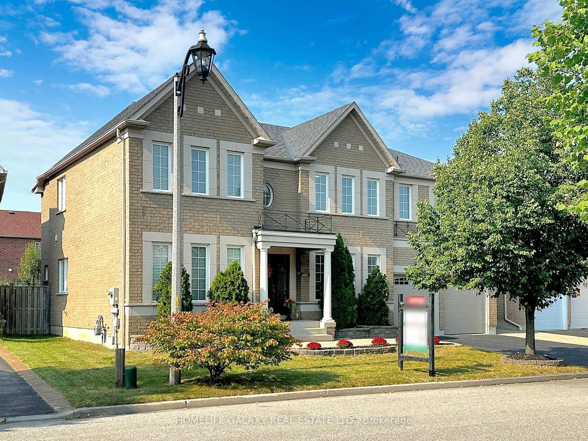 Front of 22 Westacott Crescent N