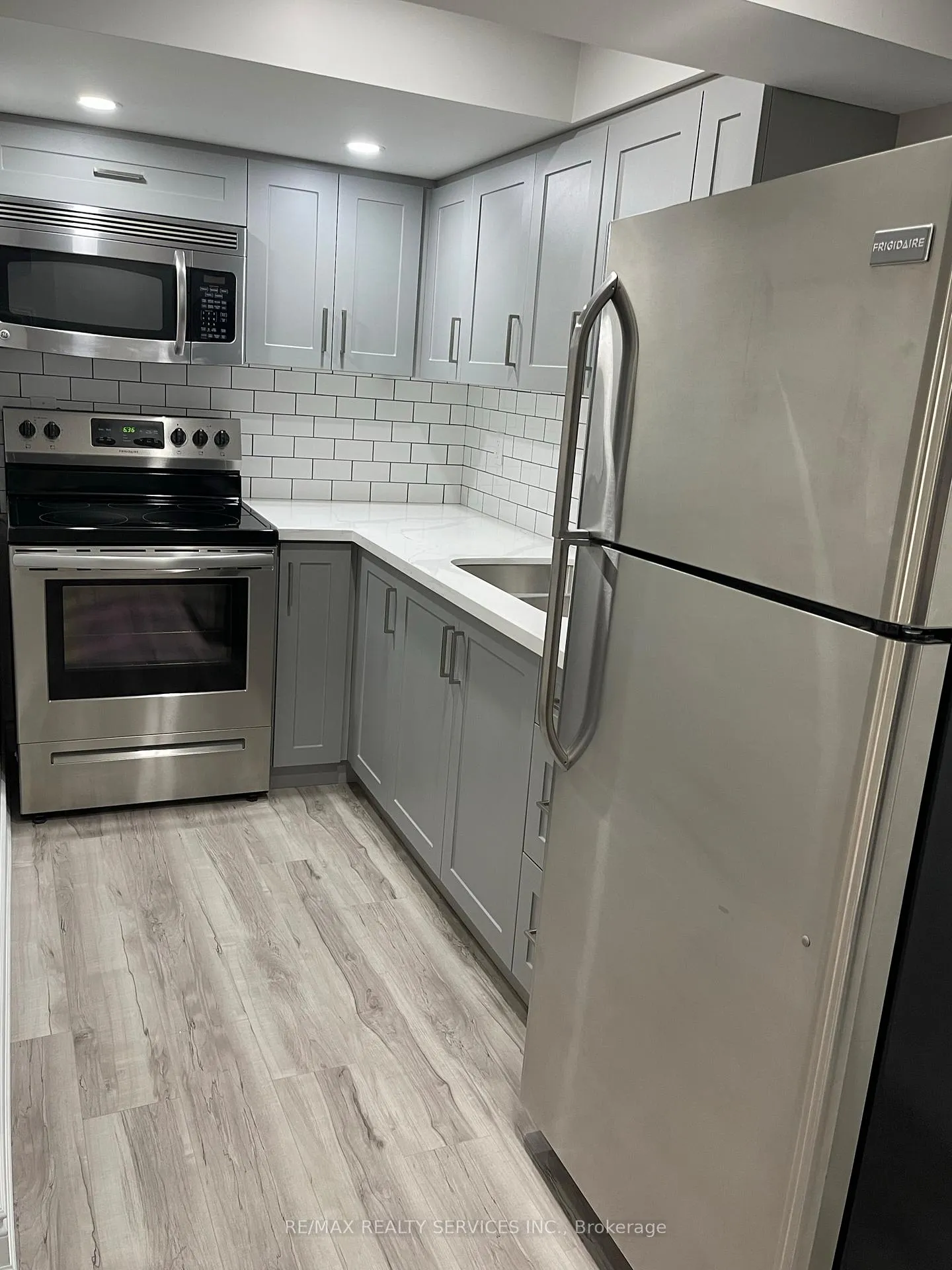 Photo 9 of 34 Ebury (LOWER) Drive, Brampton, Credit Valley — HOMEH